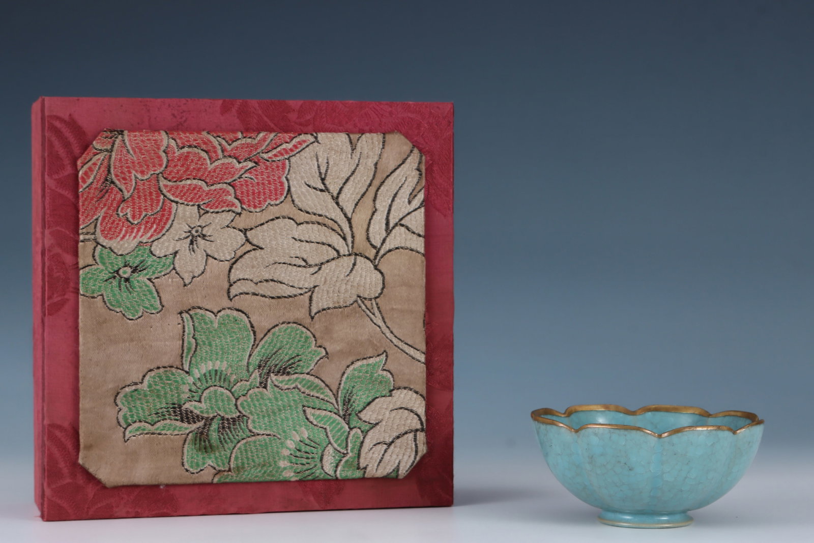 An Exquisite Ru yao Sky Blue Glazed Cover with Gold Bowl: An Exquisite Ru yao Sky Blue Glazed Cover with Gold Bowl,Song Dynasty,China,Royal Court Mark,Size:2.2inx4.8in 汝窑天蓝釉金口碗,中国宋&