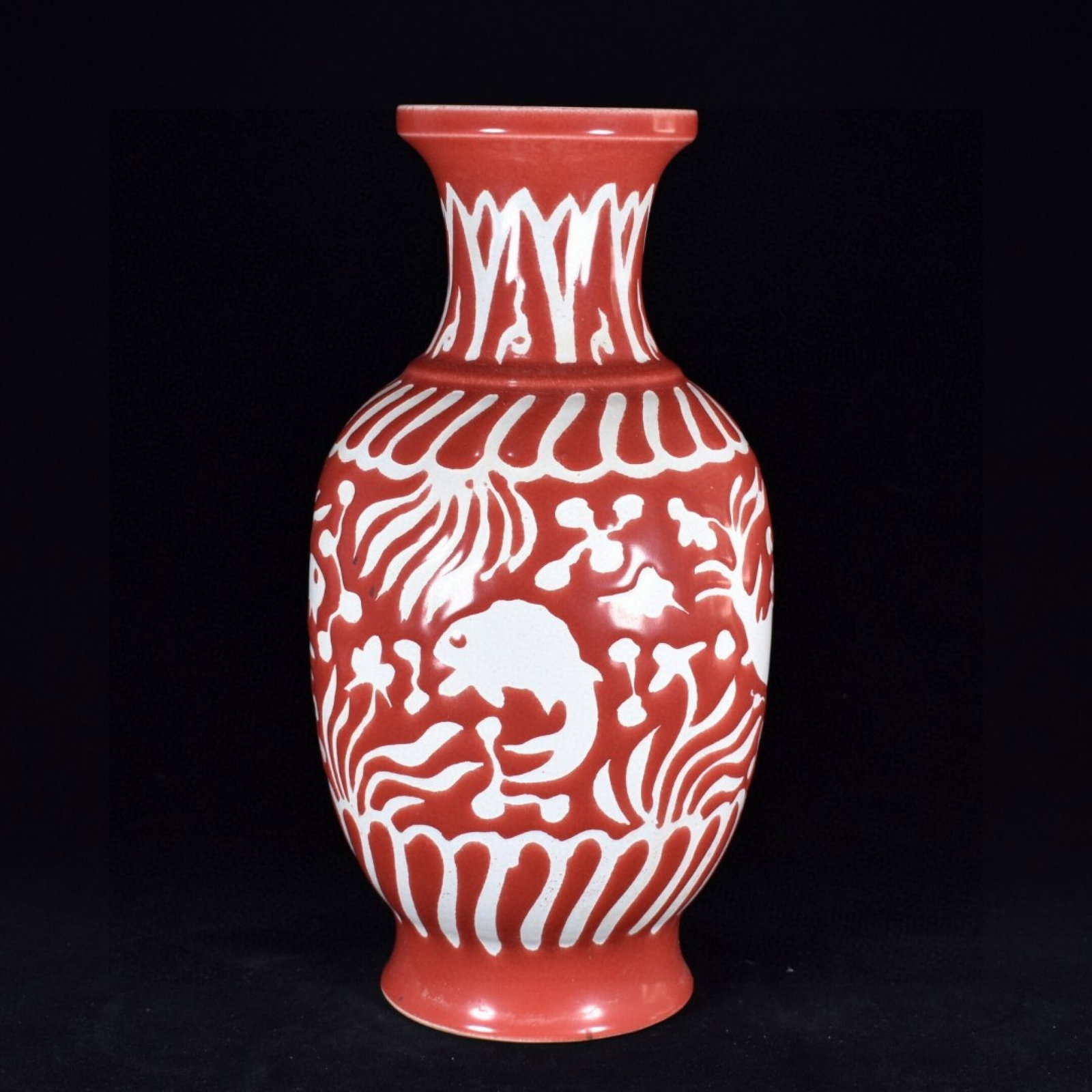 A Rare Red Glazed Hornwort Pattern Vase - 2