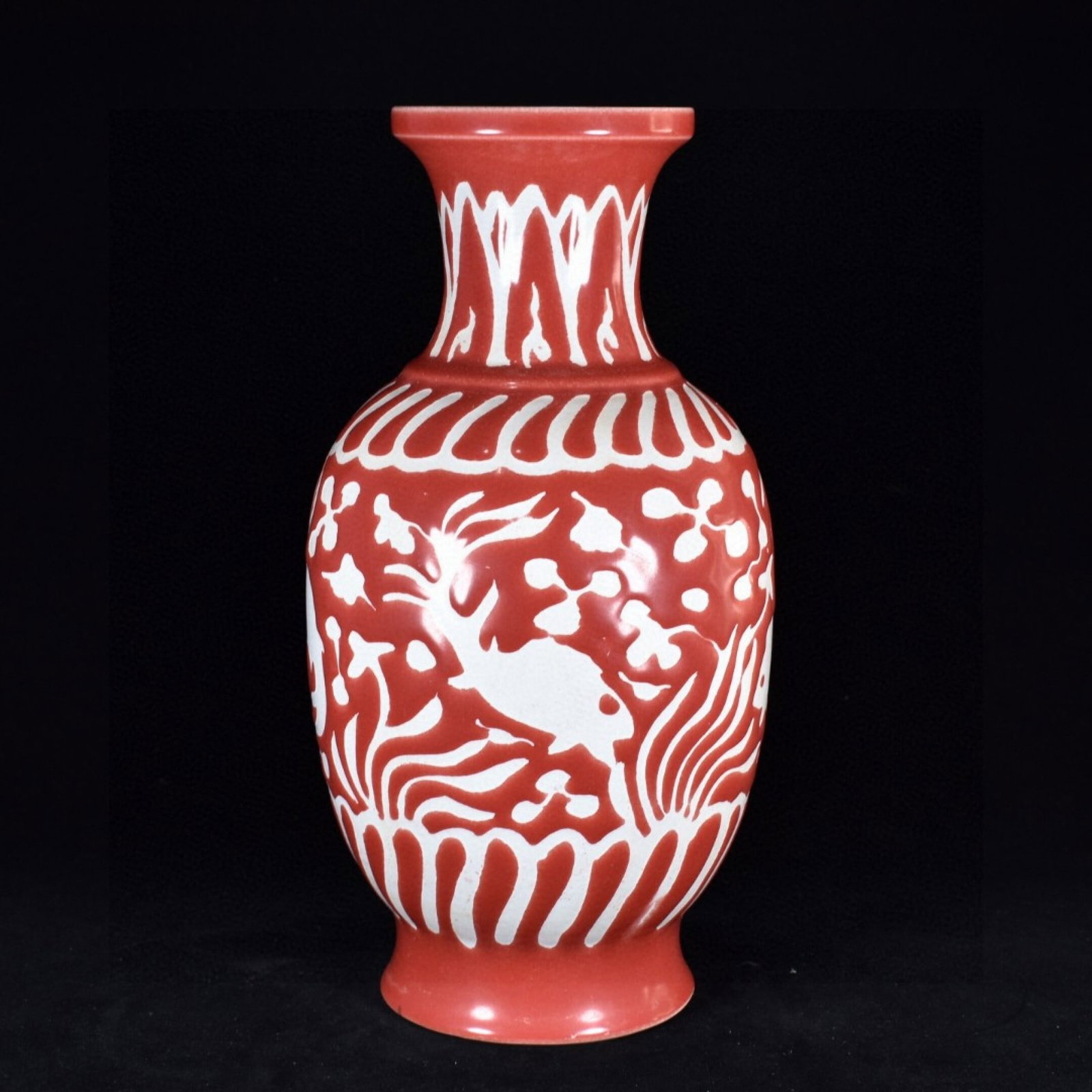 A Rare Red Glazed Hornwort Pattern Vase - 3