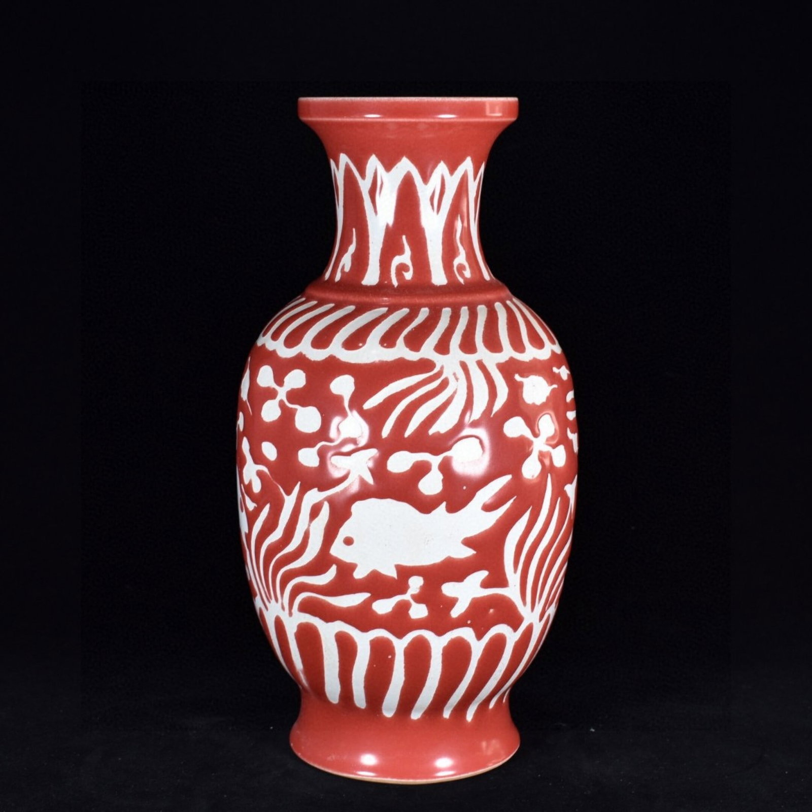 A Rare Red Glazed Hornwort Pattern Vase - 4