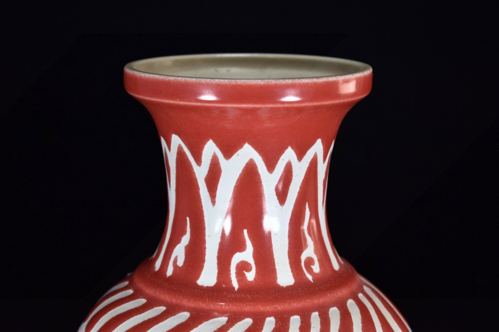 A Rare Red Glazed Hornwort Pattern Vase - 5