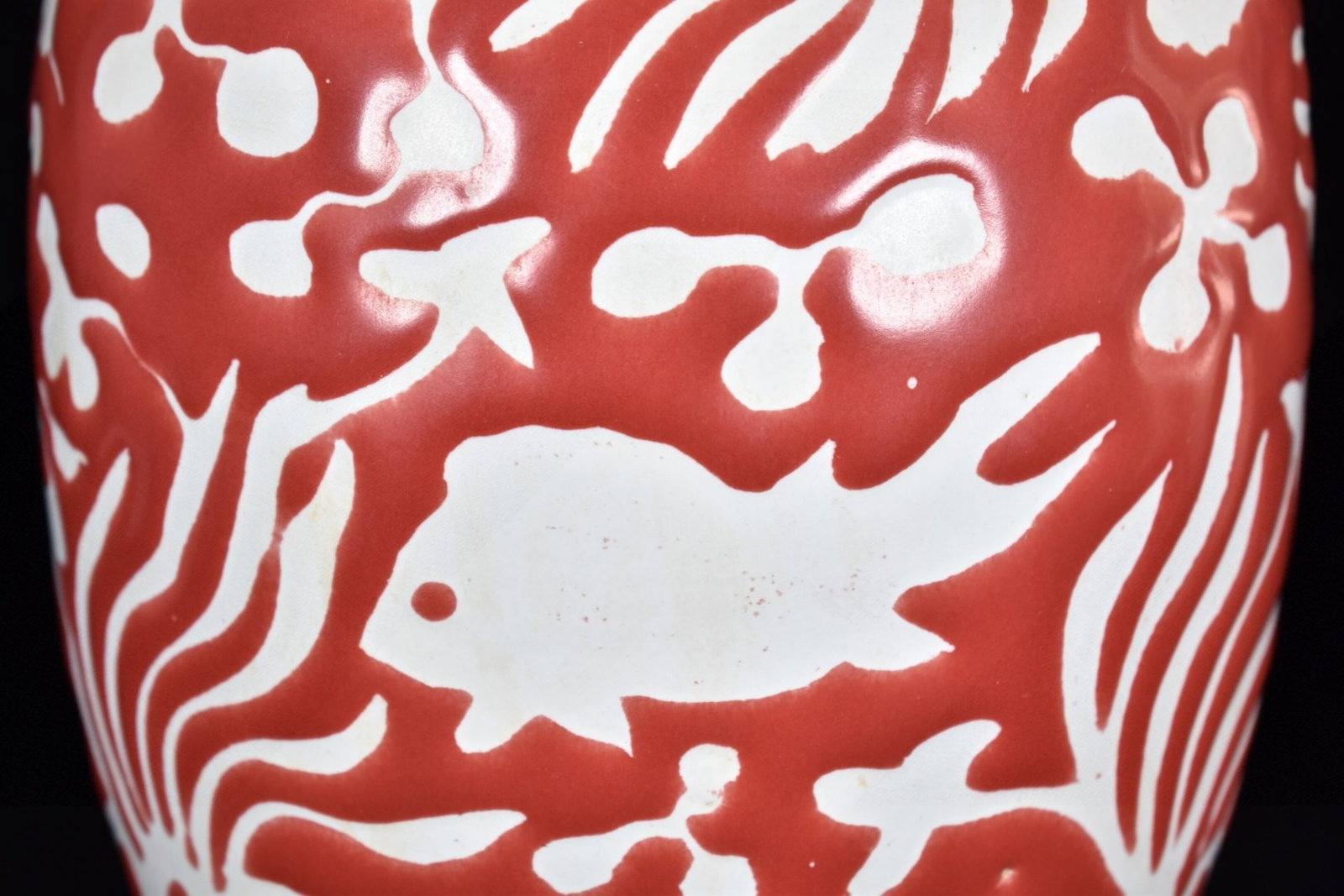 A Rare Red Glazed Hornwort Pattern Vase - 6