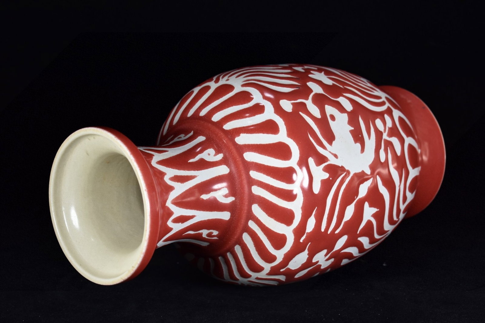 A Rare Red Glazed Hornwort Pattern Vase - 7