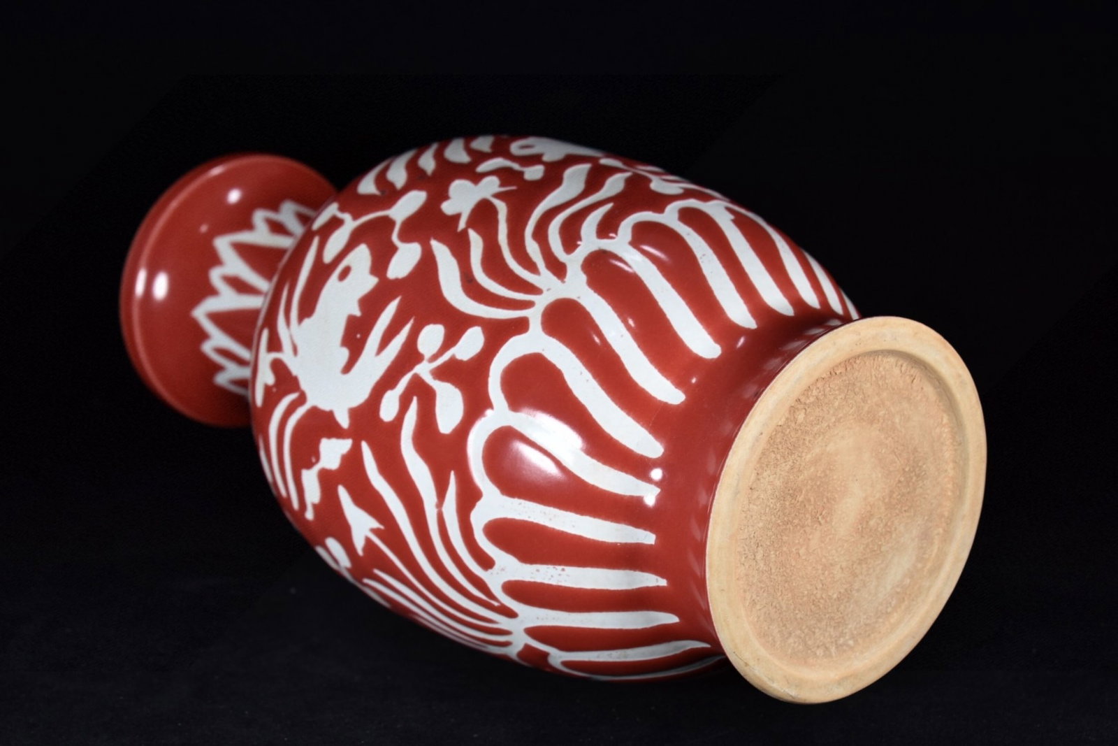 A Rare Red Glazed Hornwort Pattern Vase - 8