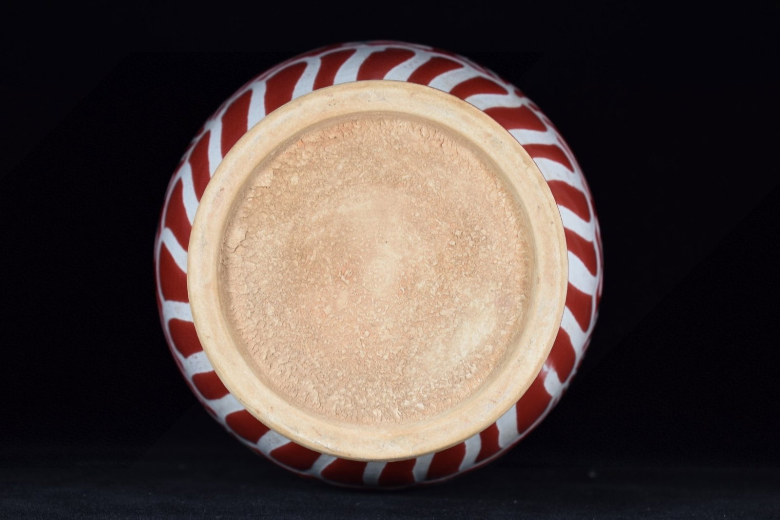 A Rare Red Glazed Hornwort Pattern Vase - 9
