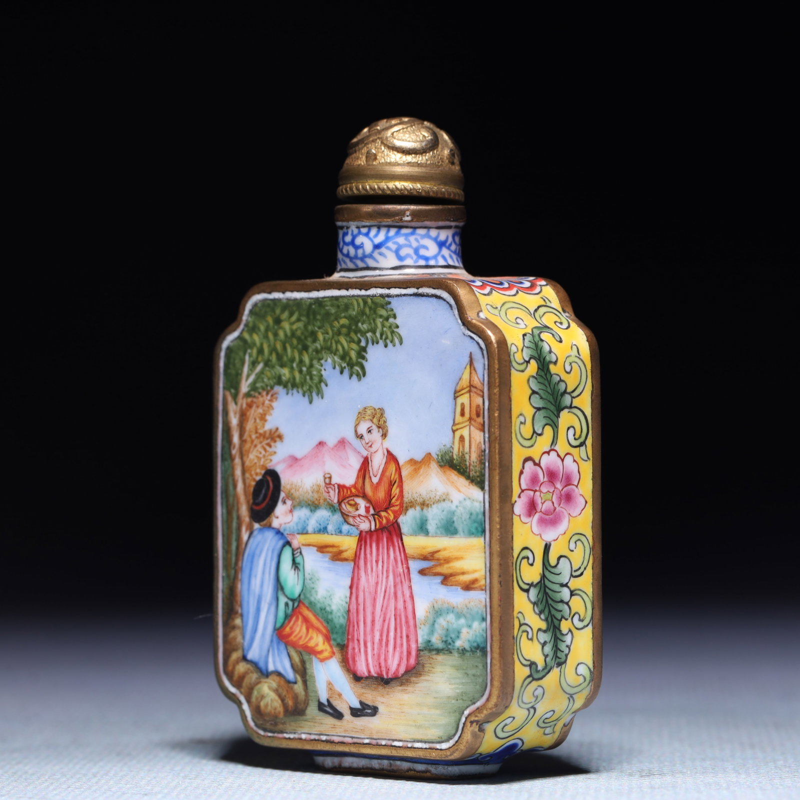 An Exquisite Painted Enamel Figure Pattern Snuff Bottle - 2