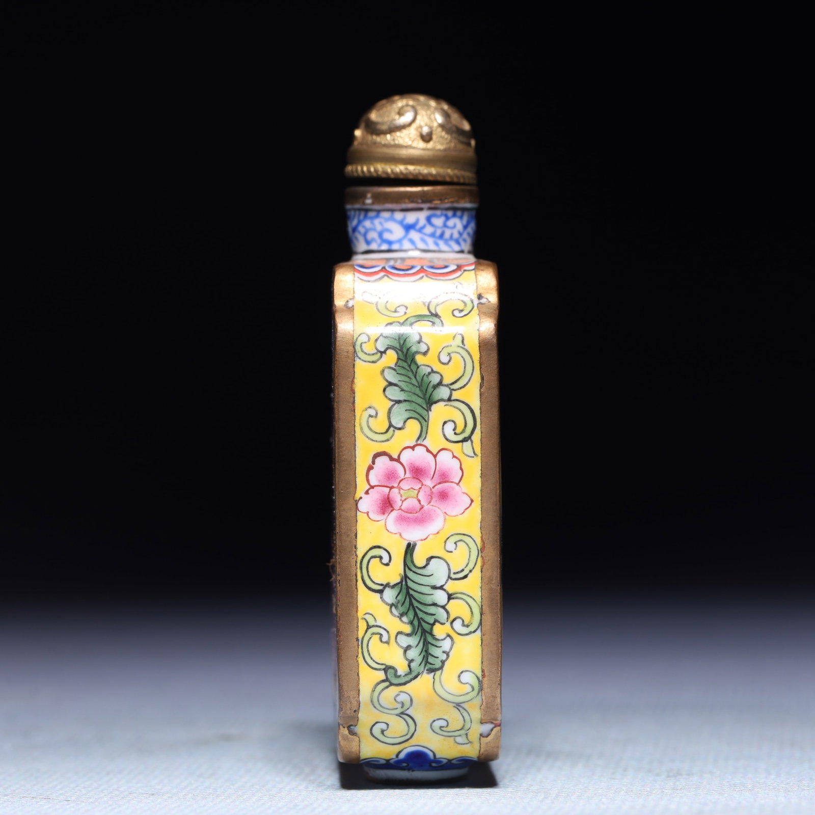 An Exquisite Painted Enamel Figure Pattern Snuff Bottle - 3