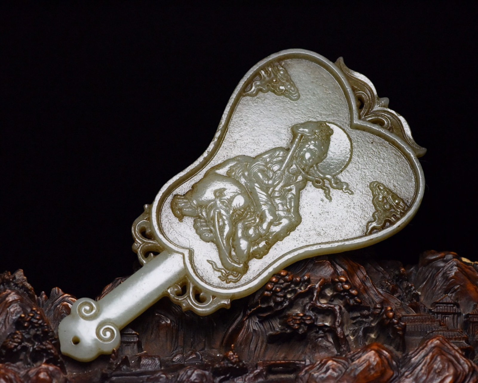 An Exquisite White Jade Figure Pattern Fan: An Exquisite White Jade Figure Pattern Fan,Qing Dynasty,China,Size:6.7inx3.5inx0.3in,Weight:150g 白玉人物纹扇子,中国清代