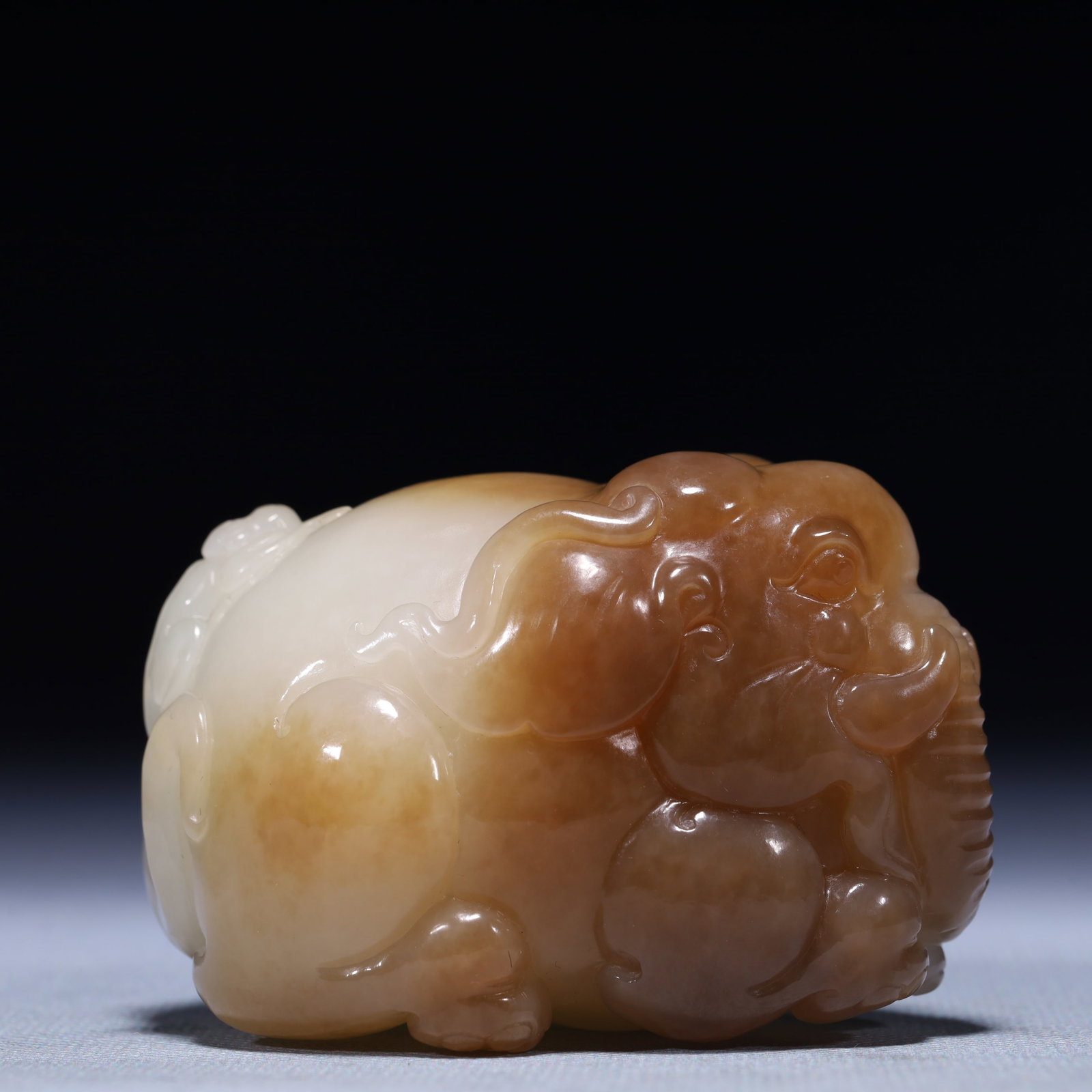 An Exquisite White Jade Elephant Ornament: An Exquisite White Jade Elephant Ornament,Qing Dynasty,China,Size:3.1inx2inx2in,Weight:374g 白玉象摆件,中国清代
