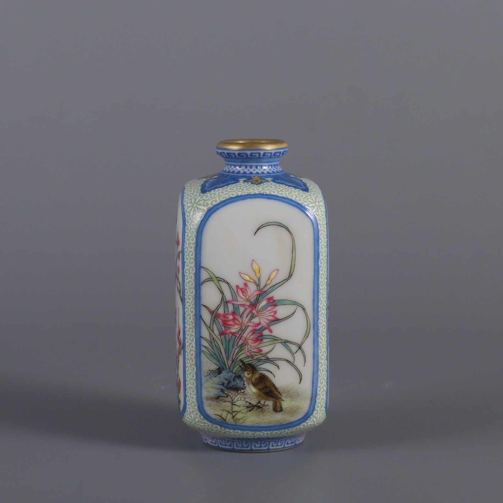 An Exquisite Enamel Flower and Bird Pattern Snuff Bottle: An Exquisite Enamel Flower and Bird Pattern Snuff Bottle,Qing Dynasty,China,Yongzheng Four-character Mark,Size:3.1inx1.5in