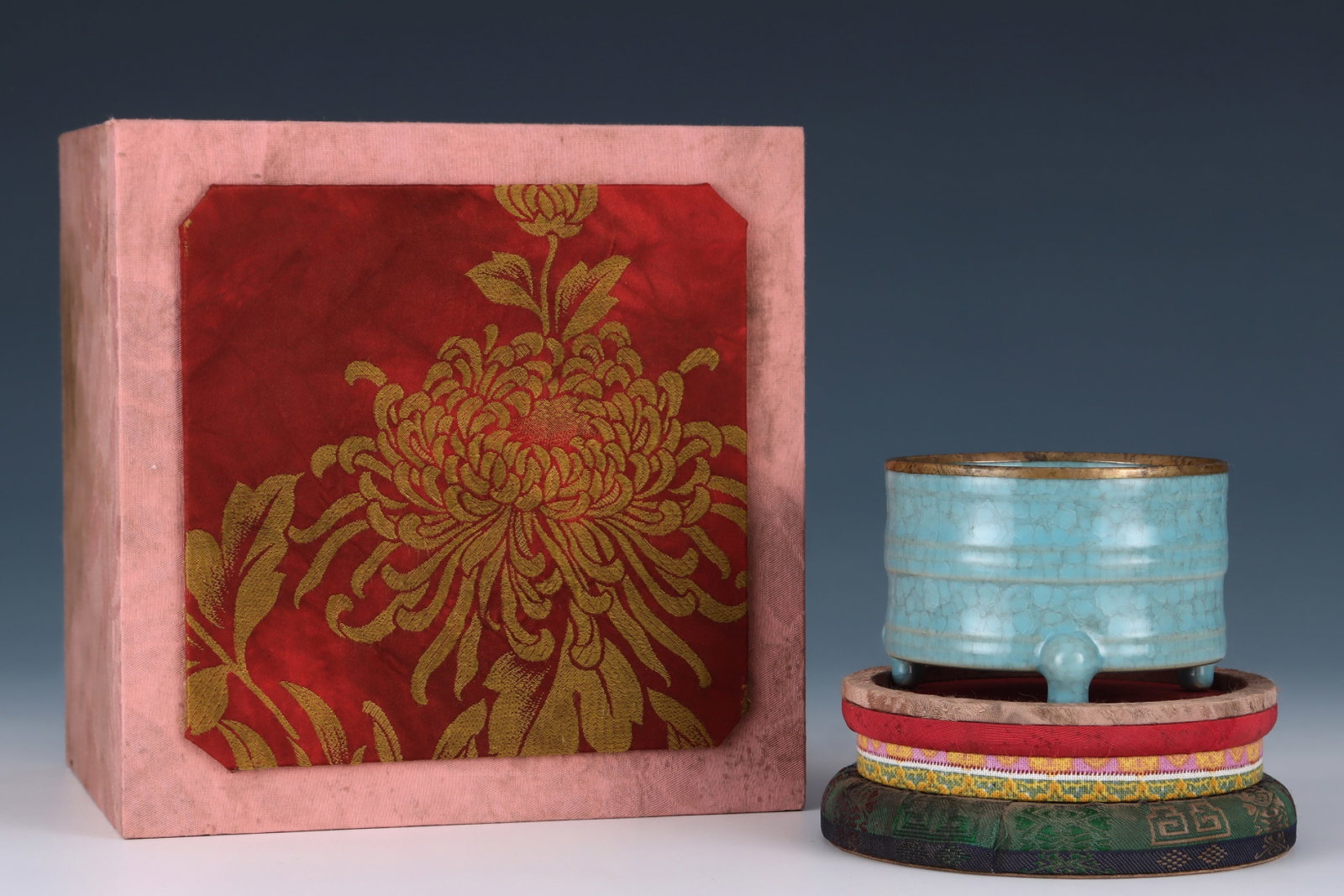 An Exquisite Ru yao Sky Blue Glazed Cover with Gold Tripod Jar,with an Imperial Poem by Emperor: An Exquisite Ru yao Sky Blue Glazed Cover with Gold Tripod Jar,with an Imperial Poem by Emperor Qianlong,Song Dynasty,China,Size:3inx4.1in 汝窑天蓝釉金口Ç