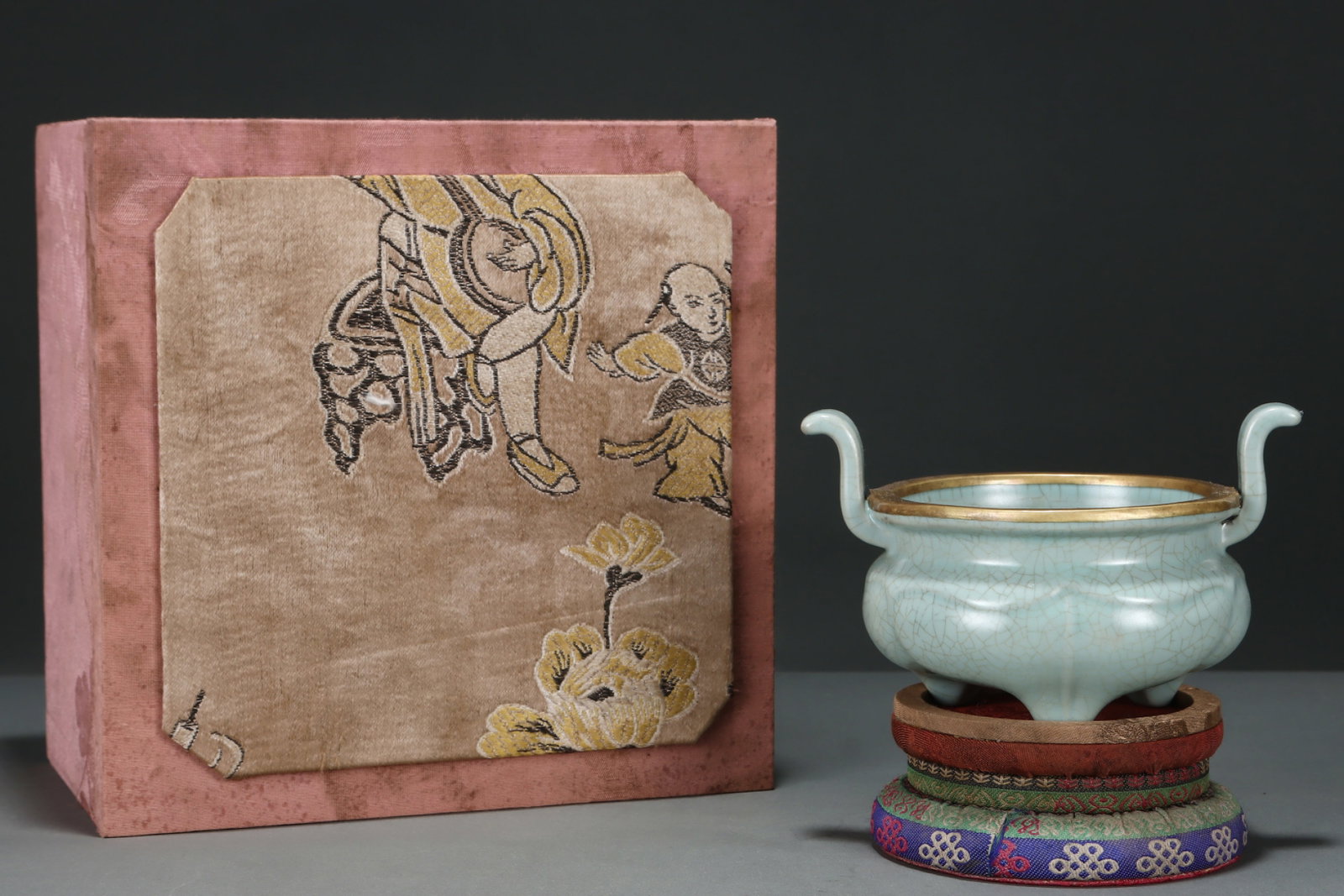 An Exquisite Ru yao Sky Blue Glazed Cover with Gold Double-Ears Tripod Censer: An Exquisite Ru yao Sky Blue Glazed Cover with Gold Double-Ears Tripod Censer,Song Dynasty,China,Royal Court Mark,Size:3.7inx5.9in 汝窑天蓝釉金口双ň