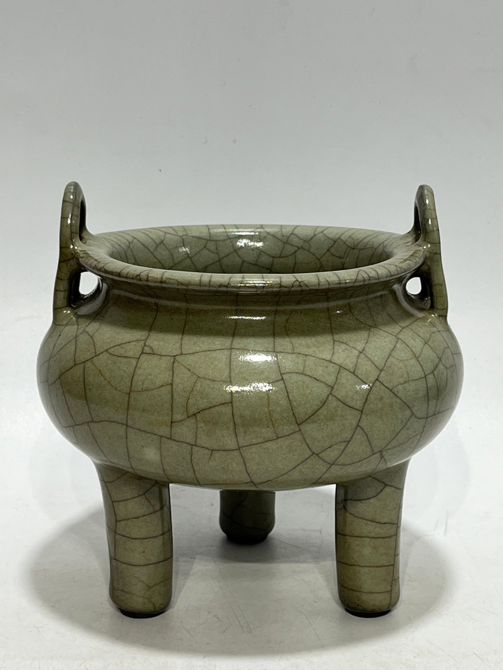 An Exquisite Ge yao Double-Ears Tripod Censer: An Exquisite Ge yao Double-Ears Tripod Censer,Qing Dynasty,China,Size:6.9in 哥窑双耳三足香炉,中国清代