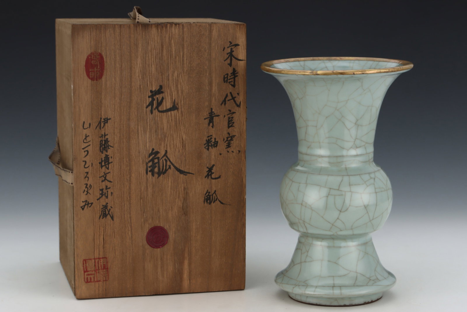 An Exquisite Guan yao Celadon Glazed Cover with Gold Vase,with an Imperial Poem by Emperor Qianlong: An Exquisite Guan yao Celadon Glazed Cover with Gold Vase,with an Imperial Poem by Emperor Qianlong,Song Dynasty,China,Size:9.4inx6.1in 官窑青釉金口瓶,带