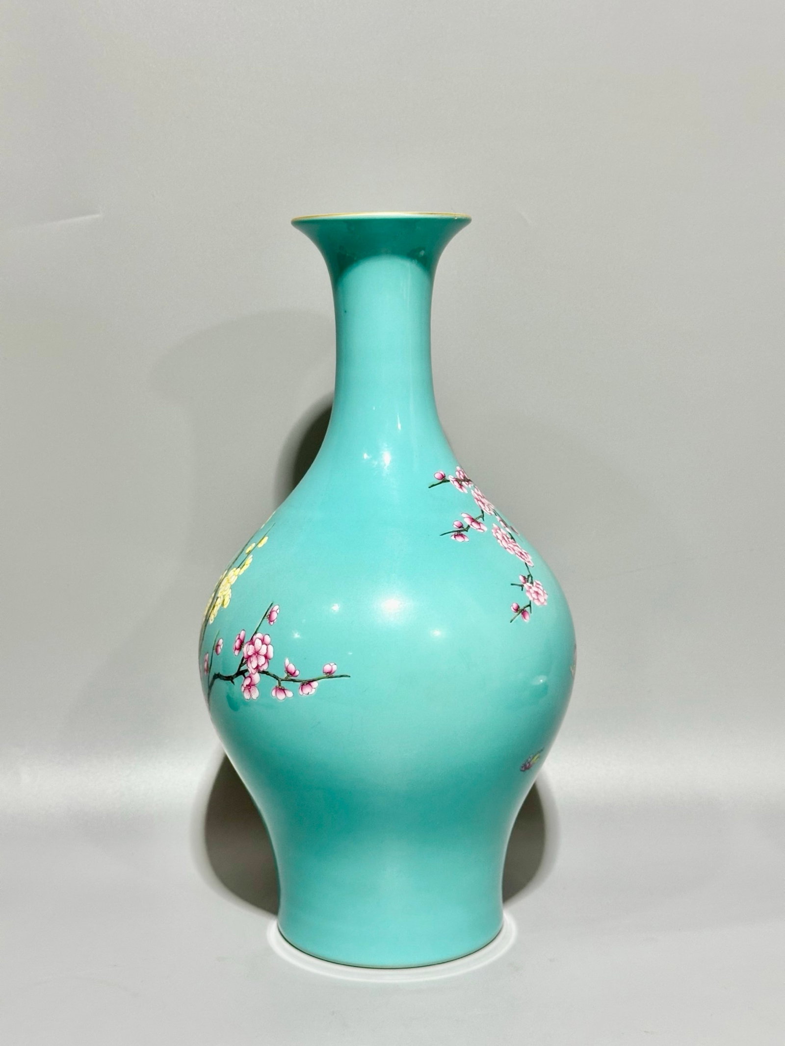 A Rare Turquoise Glazed Flower Pattern Vase - 3