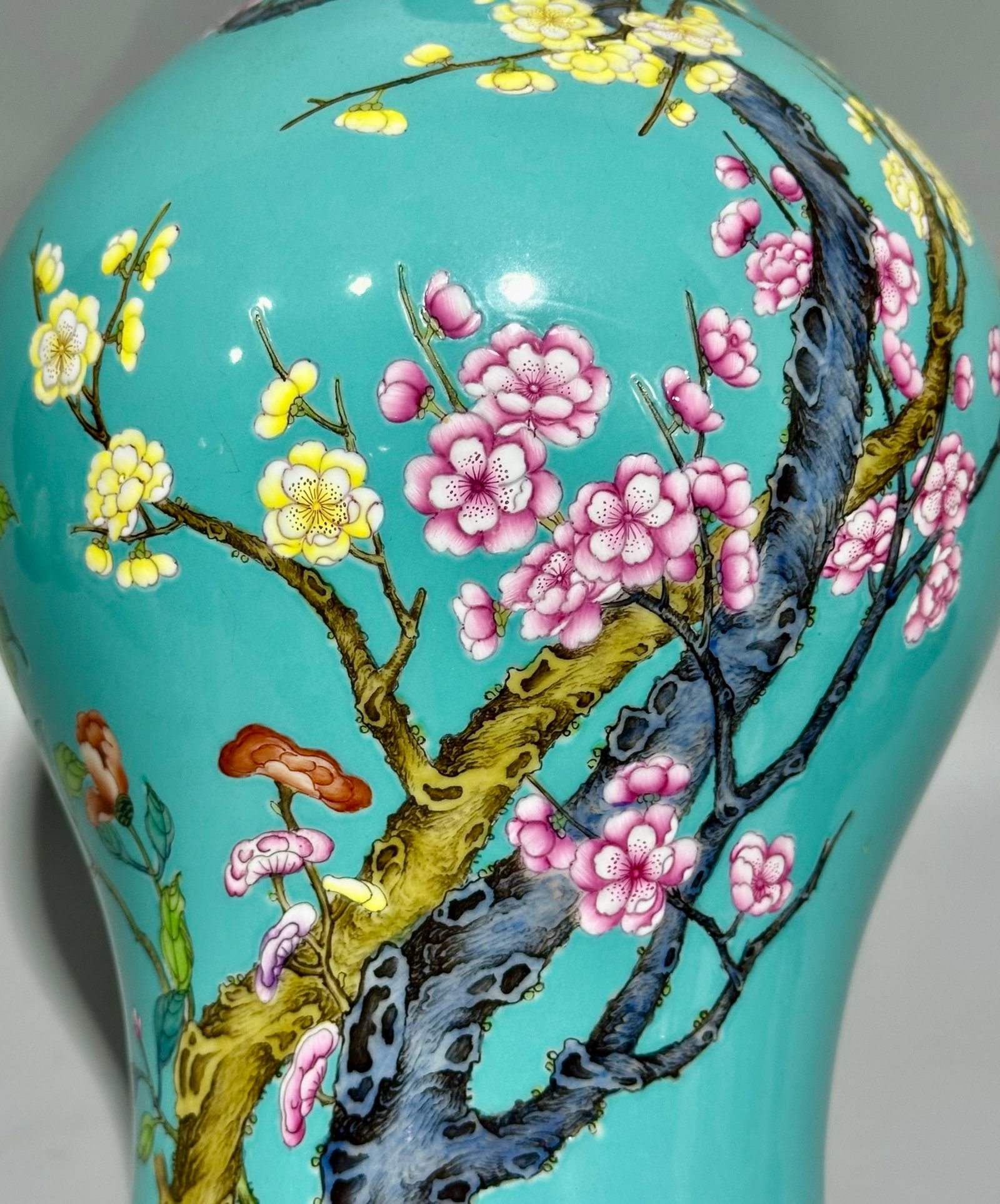 A Rare Turquoise Glazed Flower Pattern Vase - 4