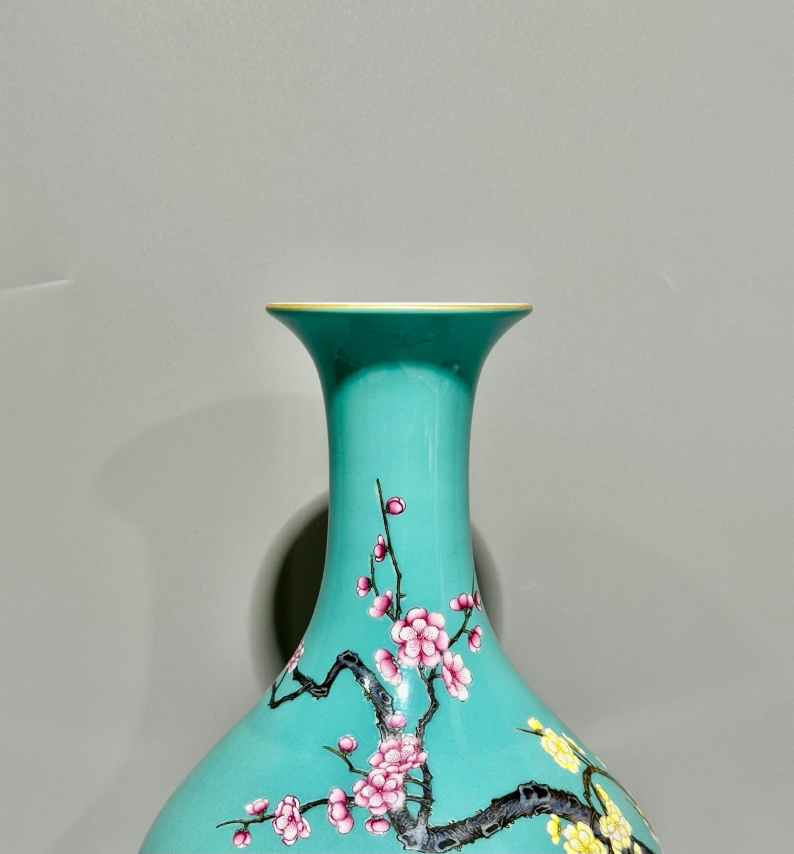 A Rare Turquoise Glazed Flower Pattern Vase - 5