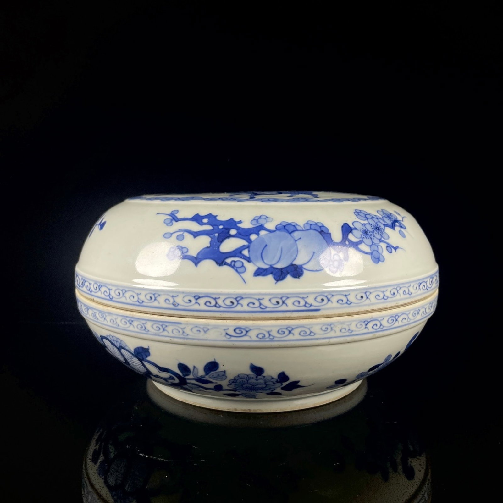 An Exquisite Blue and White Character and Story Pattern Box with Cover (1 of 9)