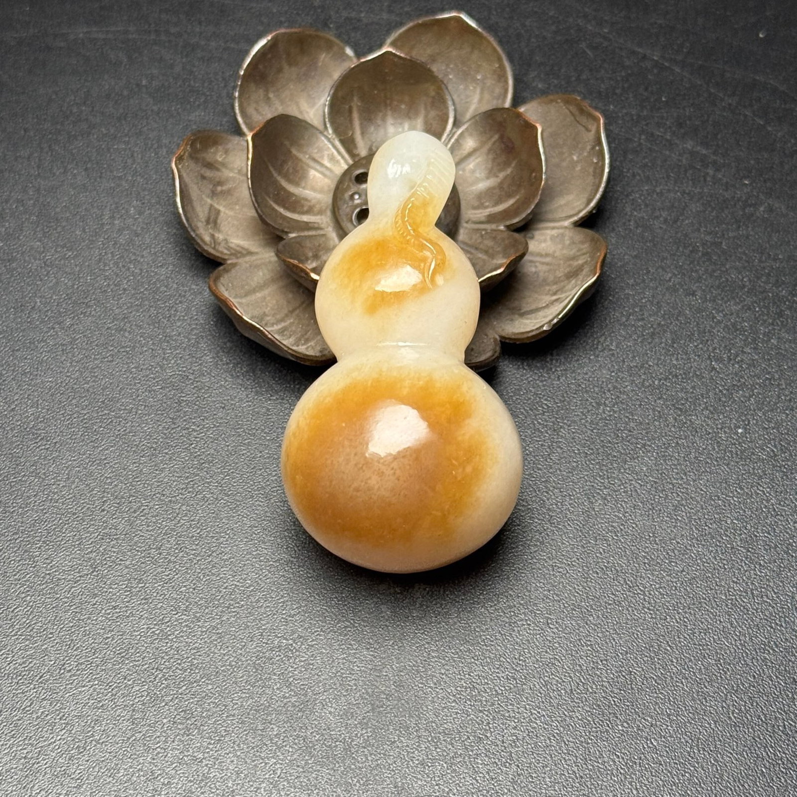 An Exquisite White Jade Gourd Pendant (1 of 7)