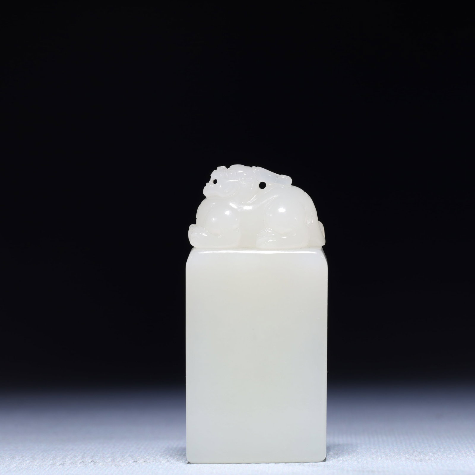 An Exquisite White Jade Beast Seal: An Exquisite White Jade Beast Seal,Qing Dynasty,China,Size:1.2inx0.8inx2.7in,Weight:117.2g 白玉兽印章,中国清代