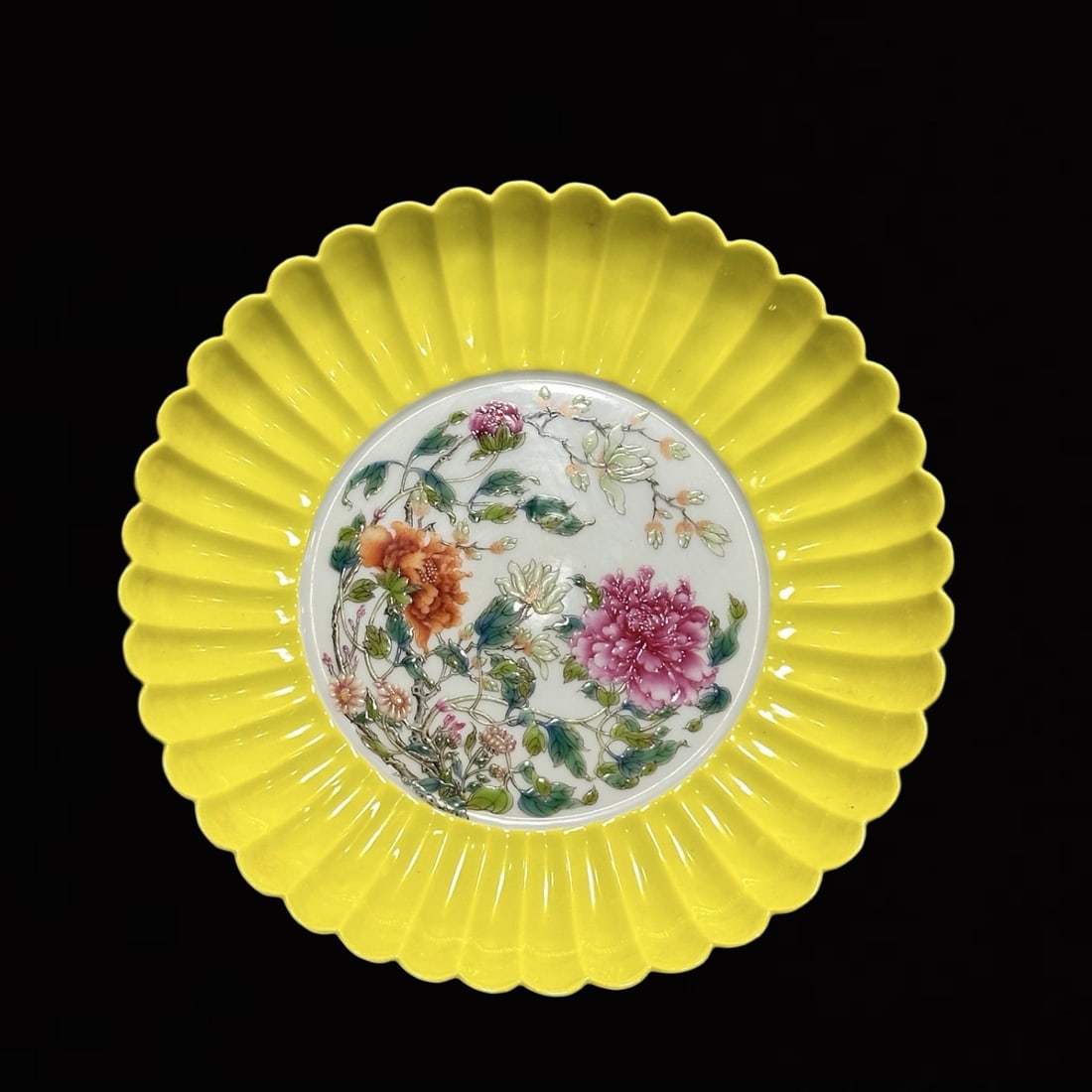 An Exquisite Famille-Rose Flower Pattern Plate: An Exquisite Famille-Rose Flower Pattern Plate,Qing Dynasty,China,Qianlong Four-character Mark,Size:1.4inx4.3in