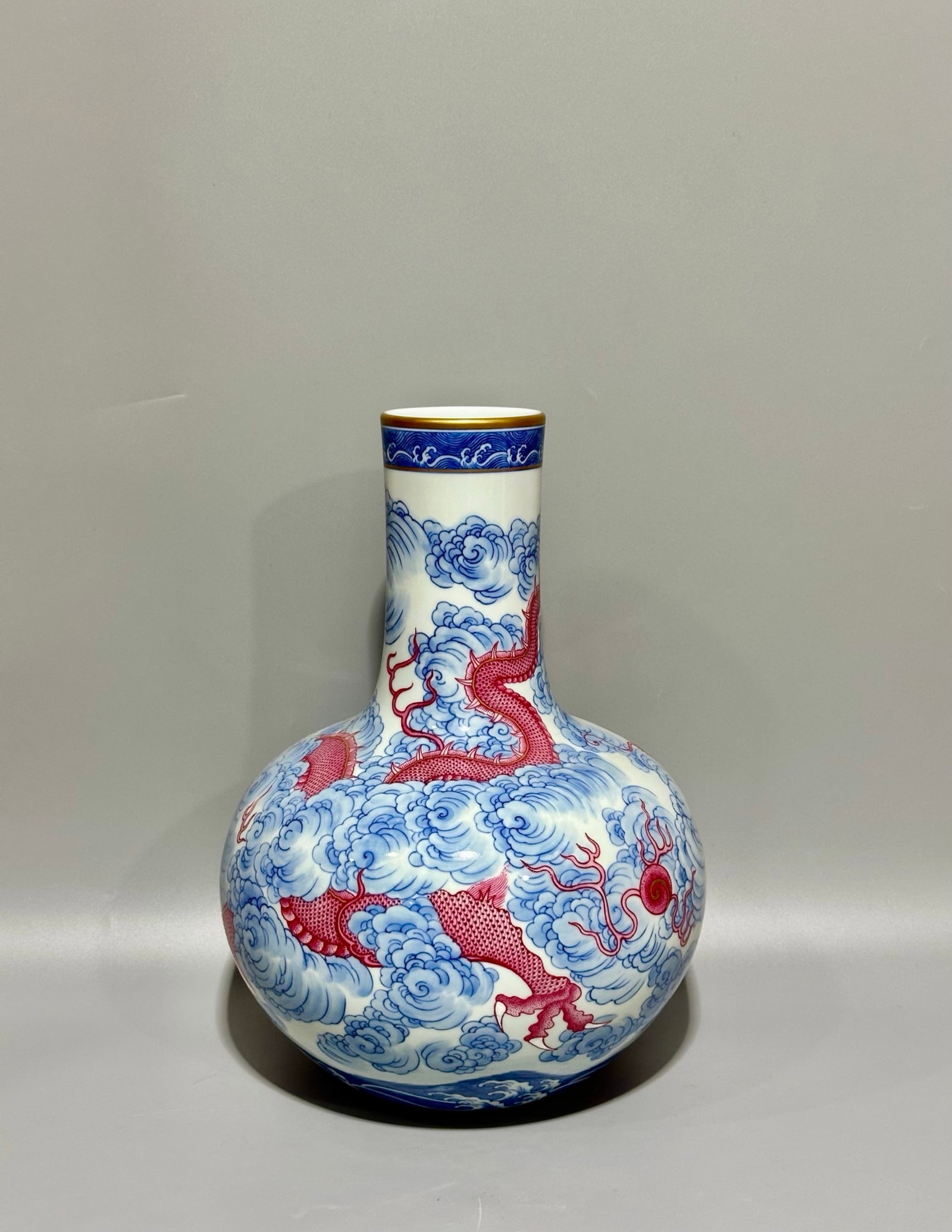 A Rare Blue and White Ruby Red-Glazed Auspicious Cloud and Dragon Pattern Vase - 3