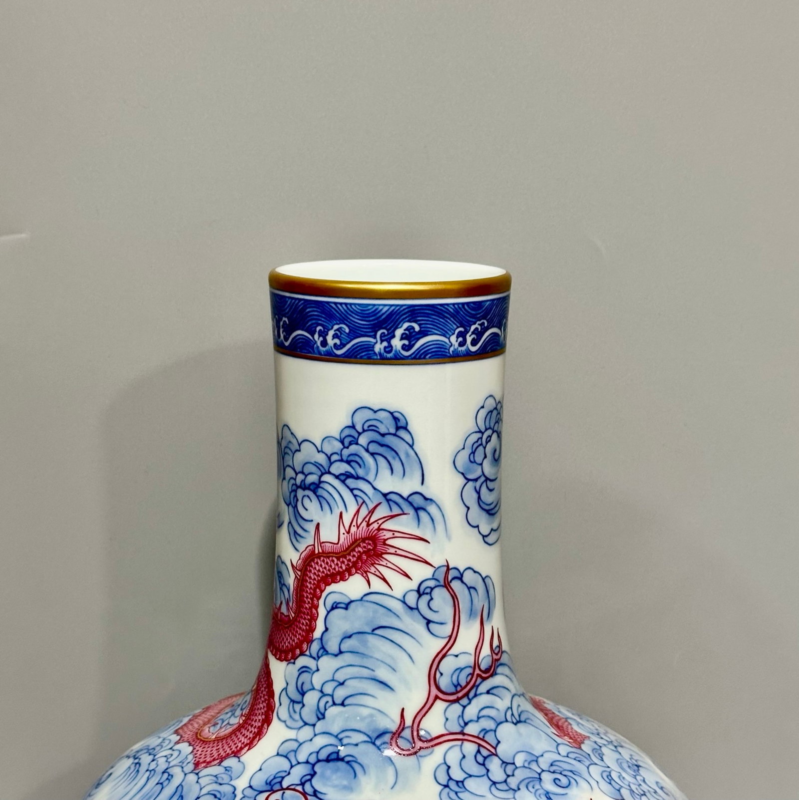 A Rare Blue and White Ruby Red-Glazed Auspicious Cloud and Dragon Pattern Vase - 5