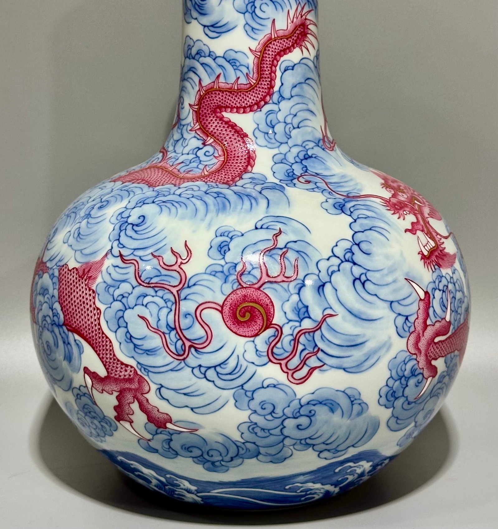 A Rare Blue and White Ruby Red-Glazed Auspicious Cloud and Dragon Pattern Vase - 6