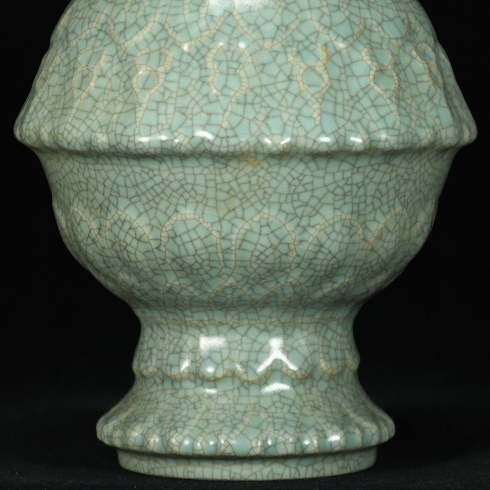 An Exquisite Ru yao Flower Pattern Vase - 3