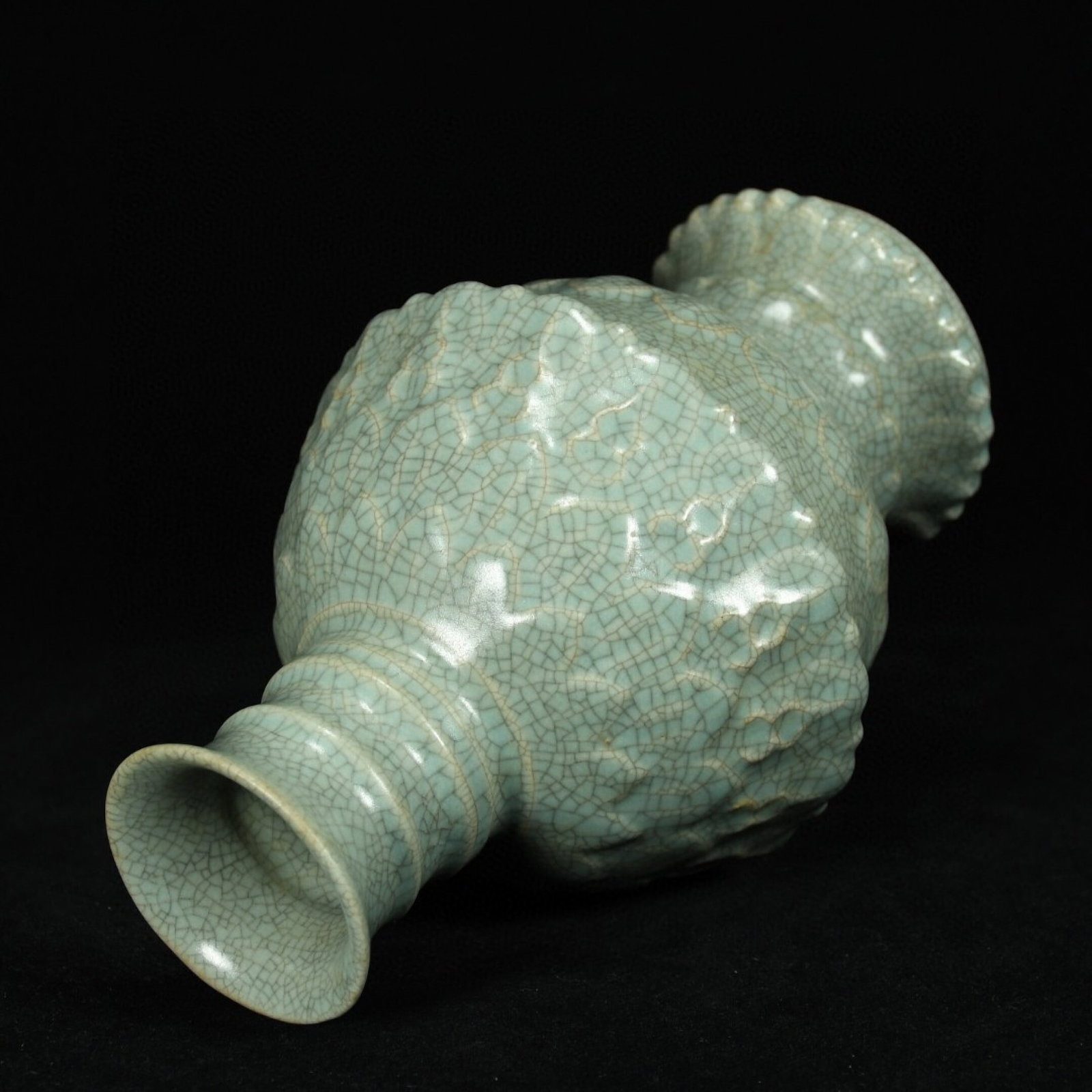 An Exquisite Ru yao Flower Pattern Vase - 4