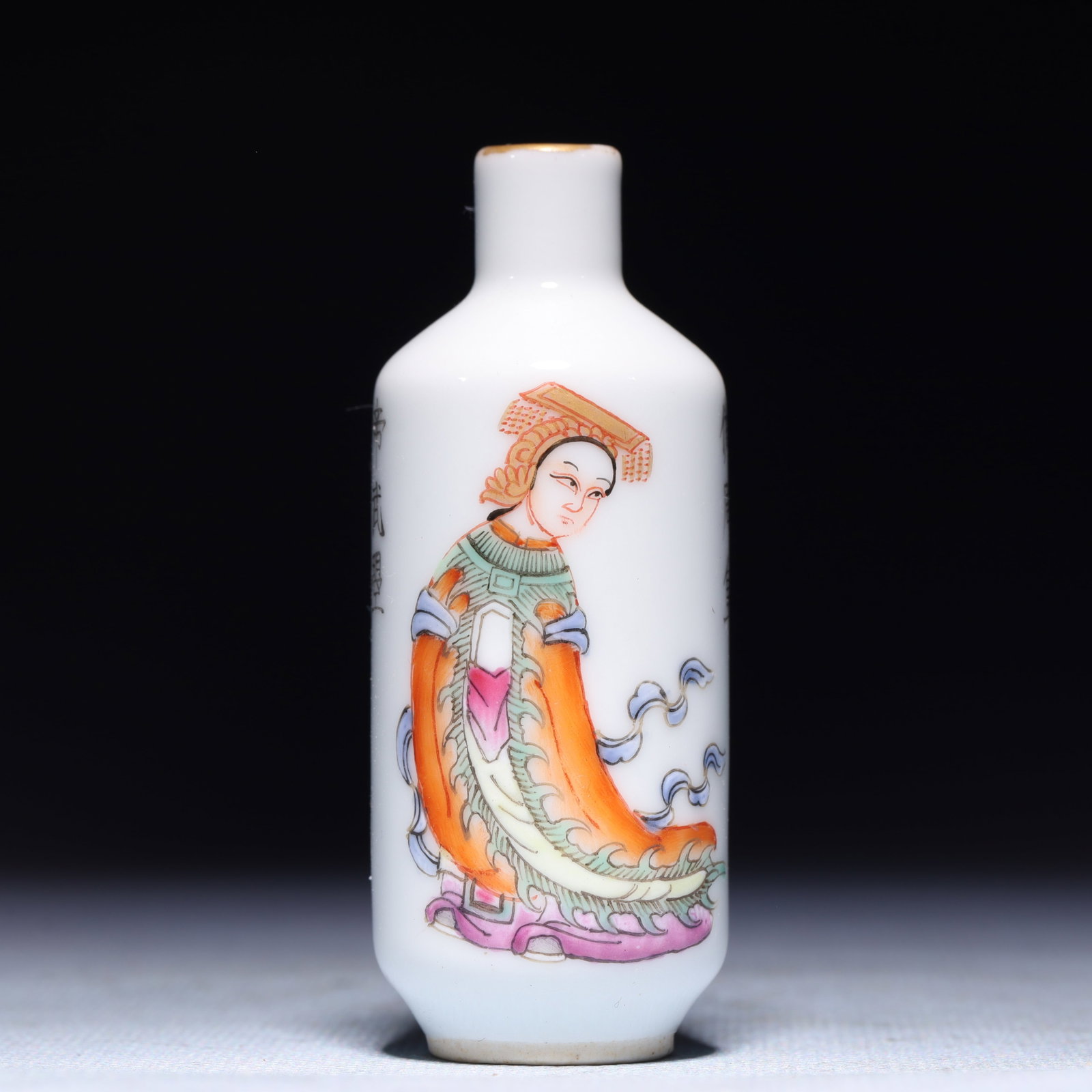 An Exquisite Famille-Rose Figure Pattern Snuff Bottle: An Exquisite Famille-Rose Figure Pattern Snuff Bottle,Qing Dynasty,China,Qianlong Four-character Mark,Size:1.2inx1inx3in,Weight:36.6g 粉彩人物纹鼻烟壶,&