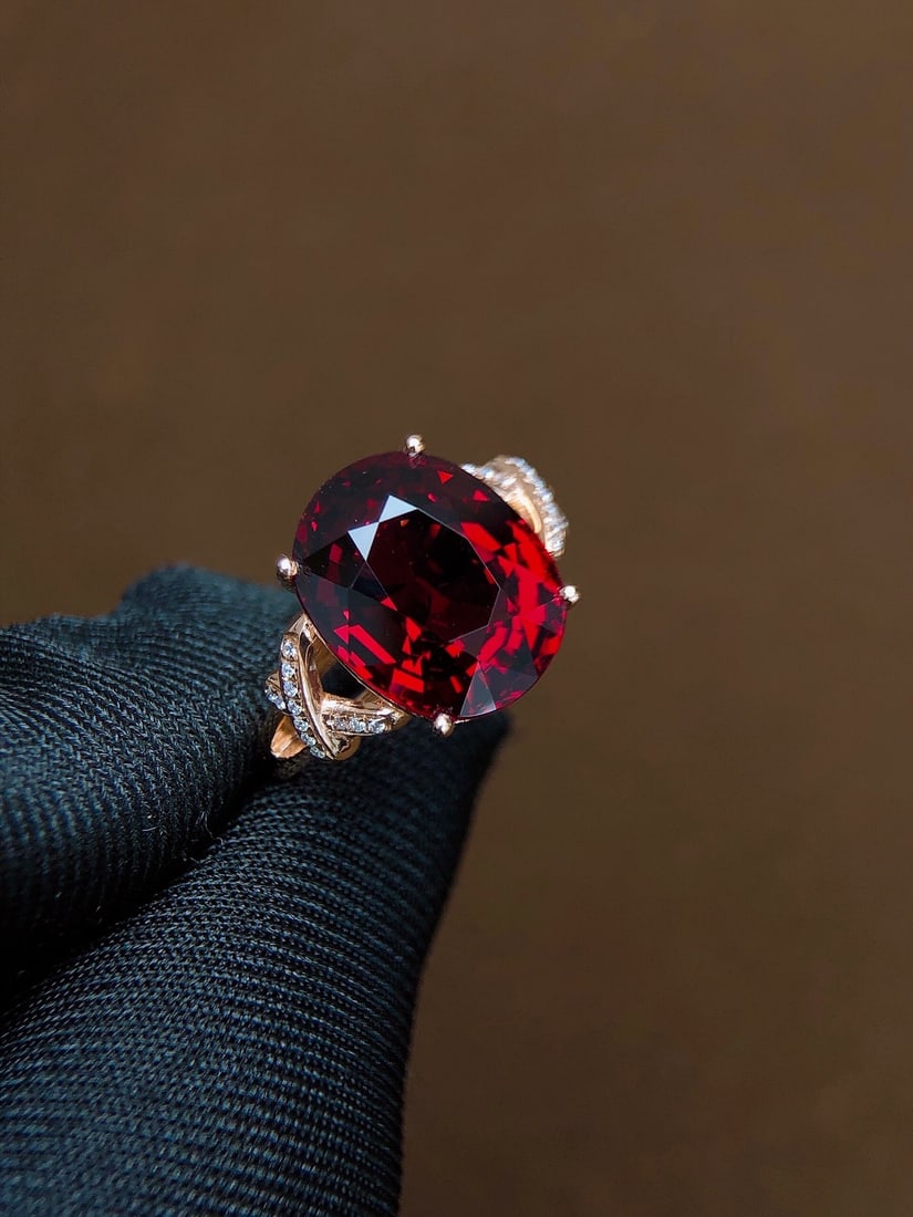 8.36Ctw Natural Garnet Ring: 8.36Ctw Natural Garnet Ring,Size:0.5inx0.4in 8.36Ctw天然石榴石戒指