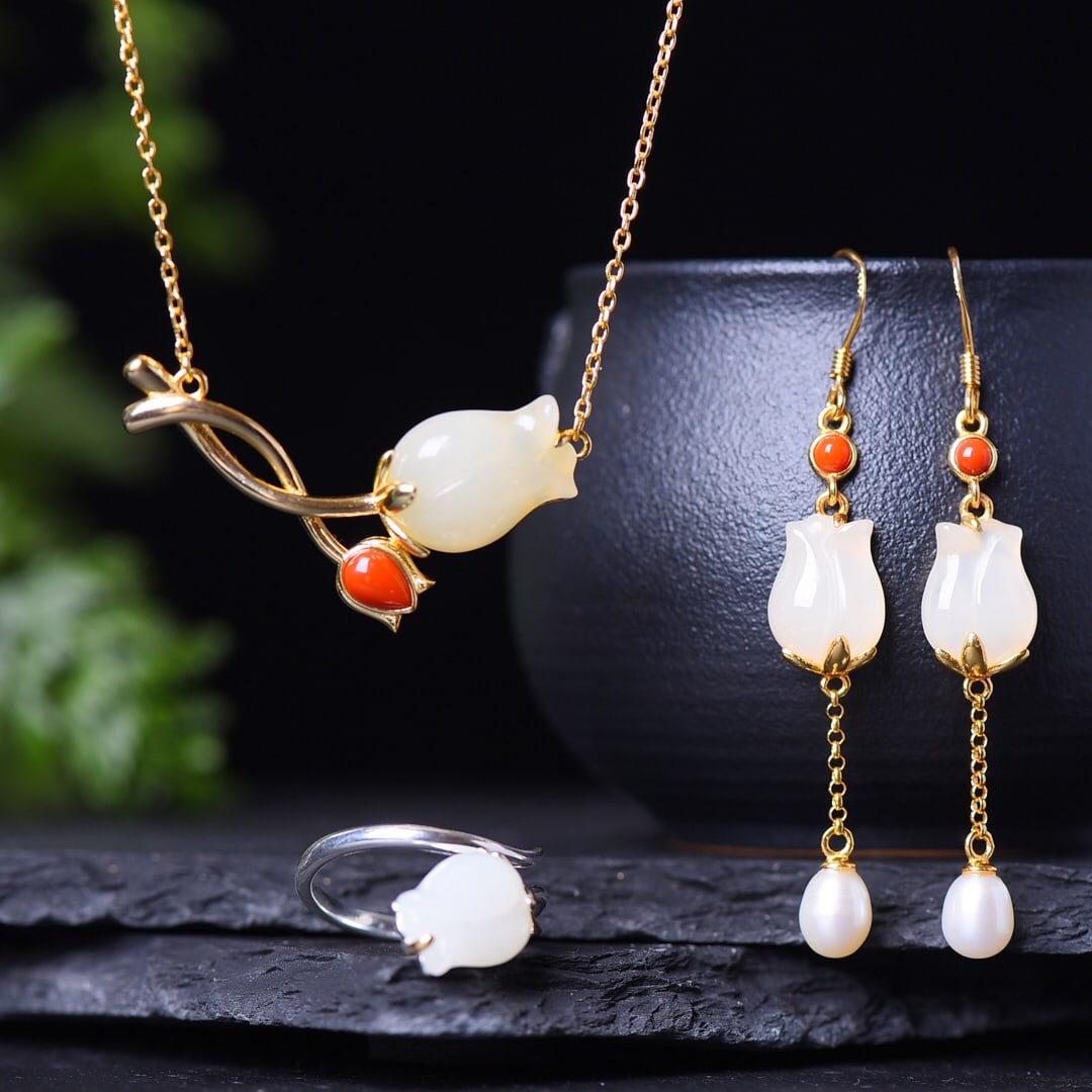 A Set of Fine Sterling Silver-Gold Plated Inlaid White Jade Jewelrys: A Set of Fine Sterling Silver-Gold Plated Inlaid White Jade Jewelrys,Size:(Pendant)0.4inx0.6in,(Earrings)0.4inx0.5in,(Ring)0.4inx0.5in 一套纯银镀金镶白&