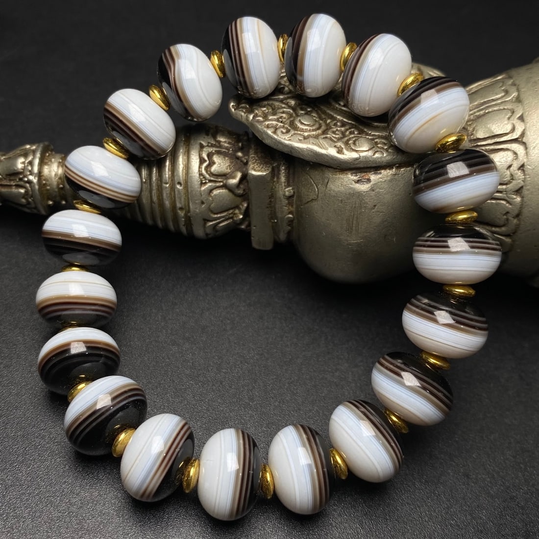 An Exquisite Agate Bracelet - 3