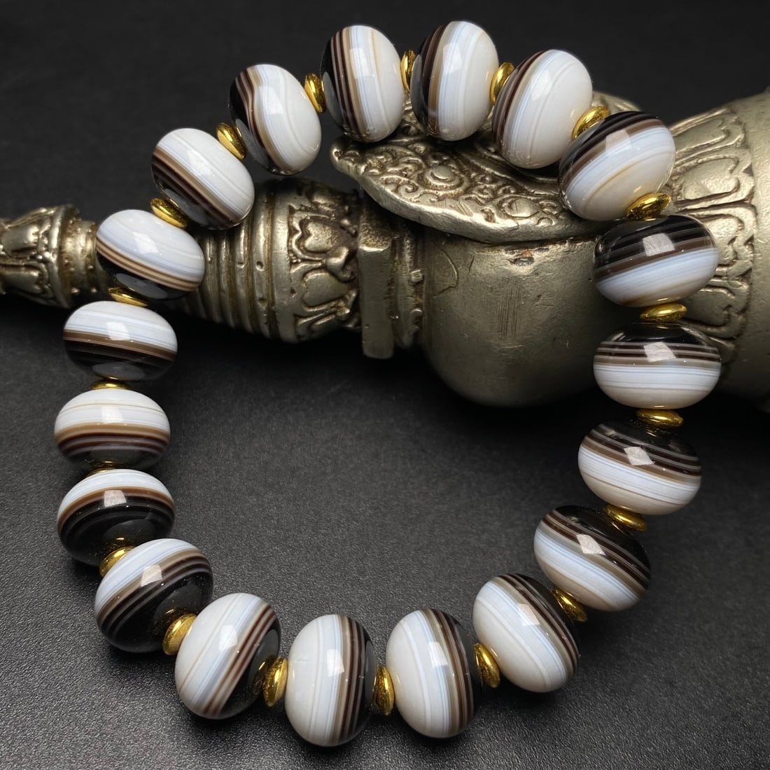 An Exquisite Agate Bracelet - 4
