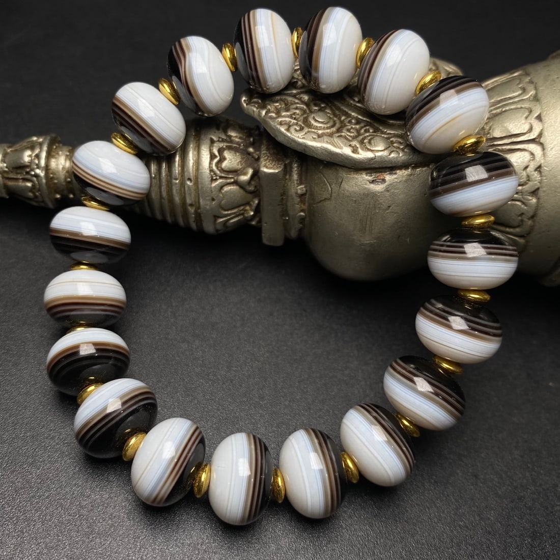 An Exquisite Agate Bracelet - 5