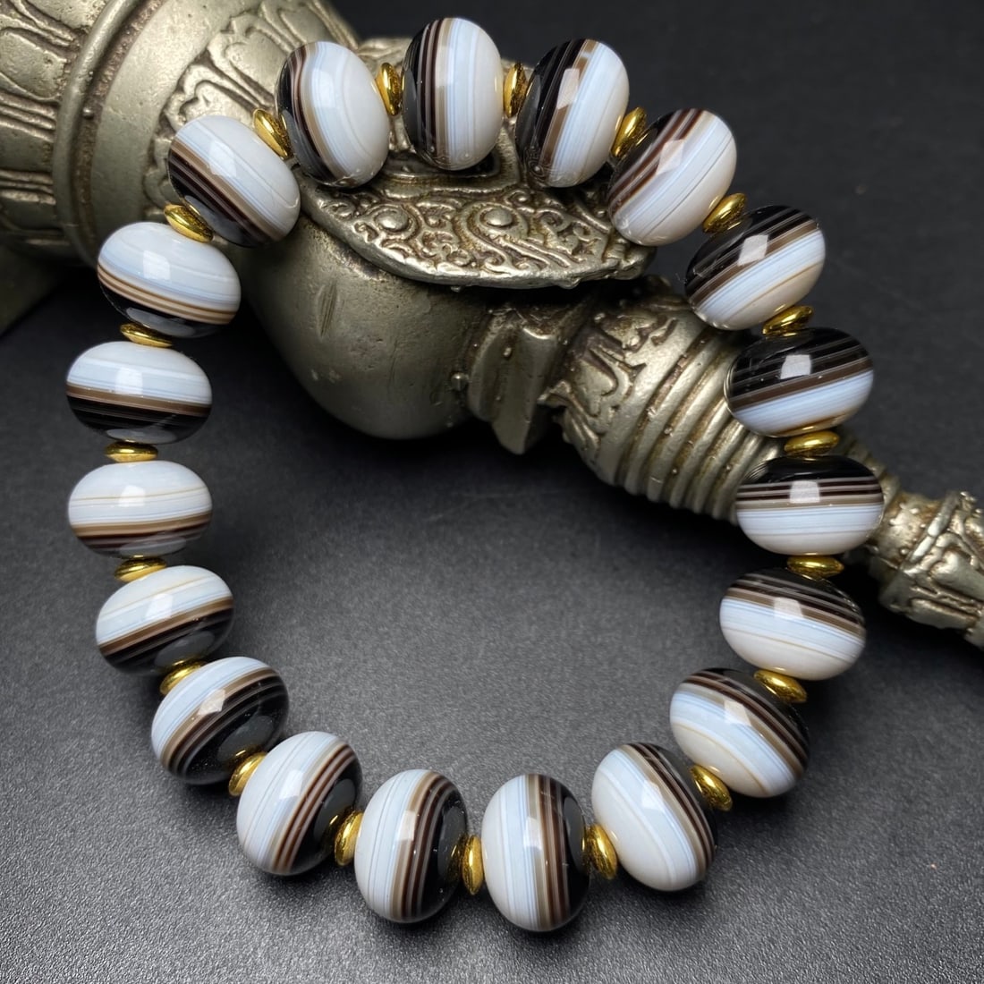 An Exquisite Agate Bracelet - 7