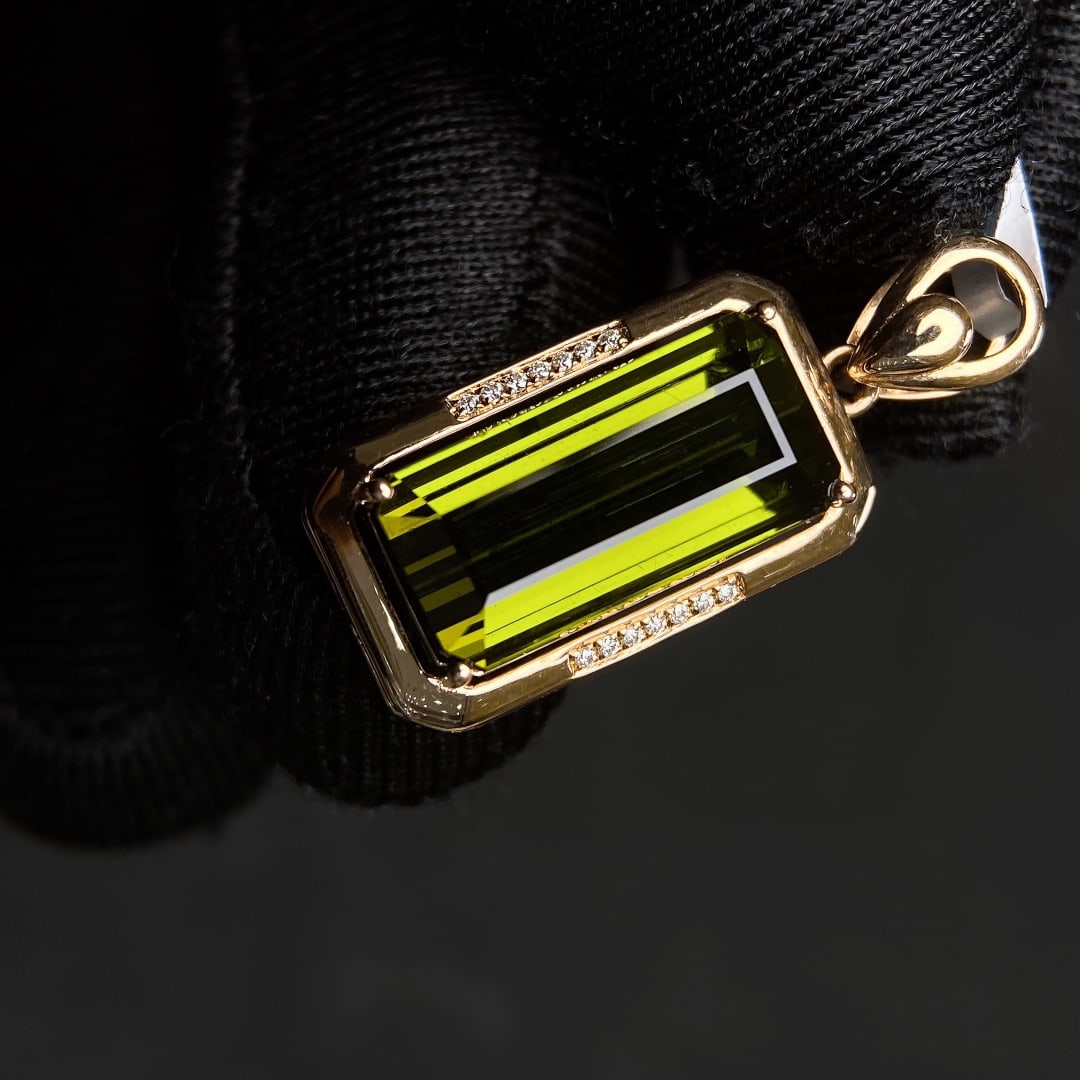 7.68Ctw Natural Tourmaline Necklace: 7.68Ctw Natural Tourmaline Necklace,Size:0.6inx0.3in 7.68Ctw天然碧玺项链