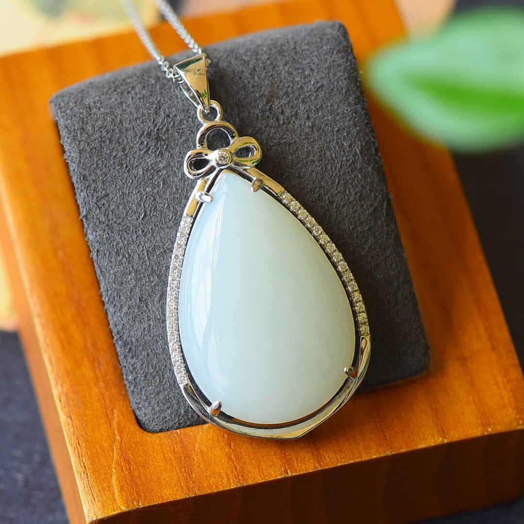 An Exquisite Sterling Silver Inlaid White Jade Necklace,Inlaid Diamond: An Exquisite Sterling Silver Inlaid White Jade Necklace,Inlaid Diamond,Size:0.9inx1.9in 纯银镶白玉项链,嵌钻石