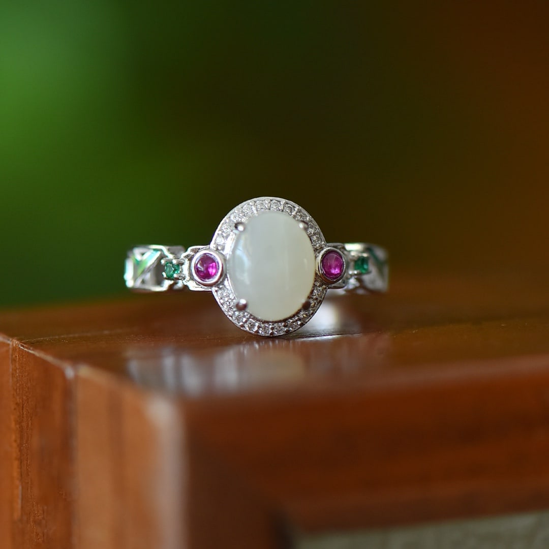 An Exquisite Sterling Silver Inlaid White Jade Ring,Inlaid Gems: An Exquisite Sterling Silver Inlaid White Jade Ring,Inlaid Gems,Size:0.3inx0.4in 纯银镶白玉戒指,嵌宝石