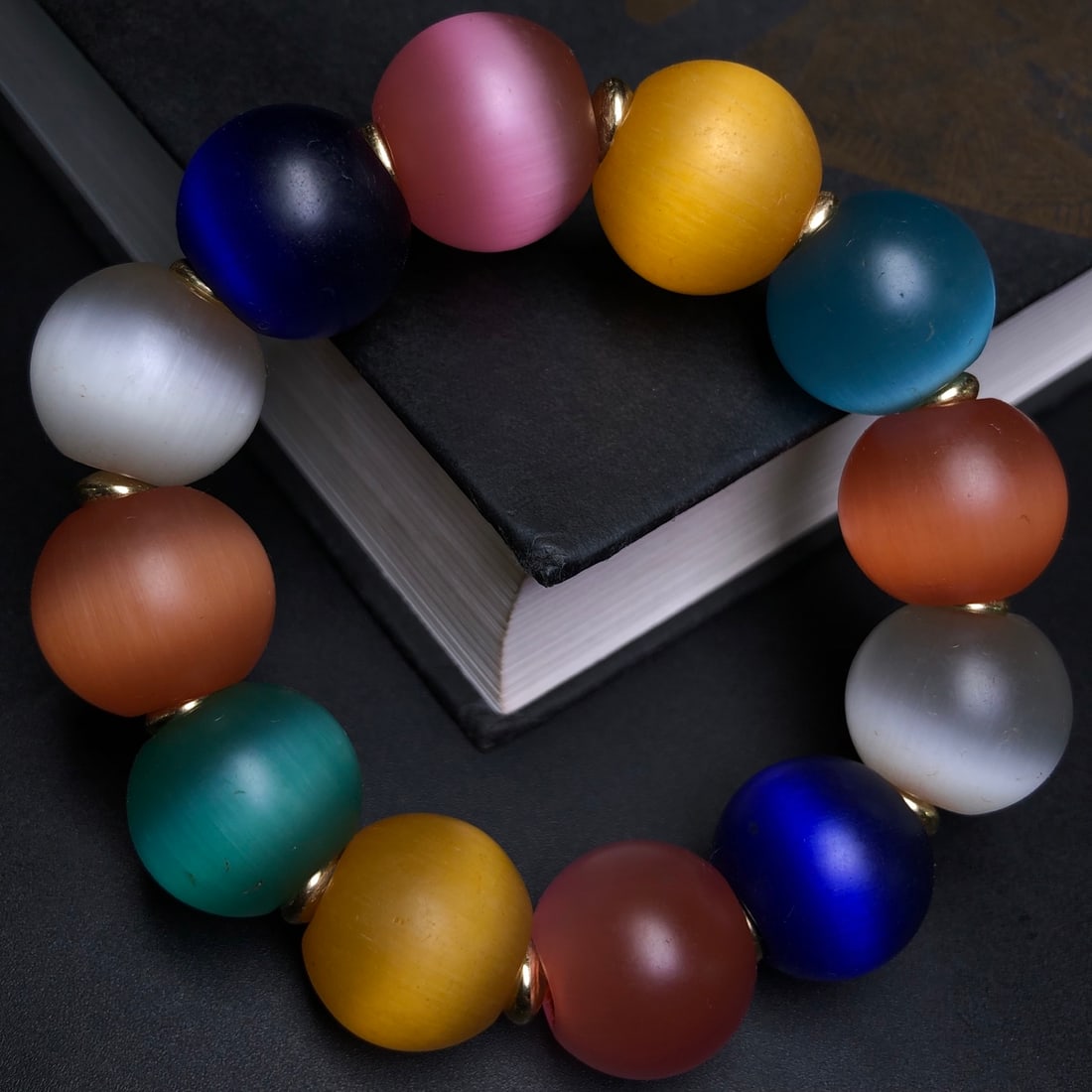 A Precious Glass Cat's Eye Bracelets: A Precious Glass Cat's Eye Bracelets,Size:0.7in*12 猫眼石手串