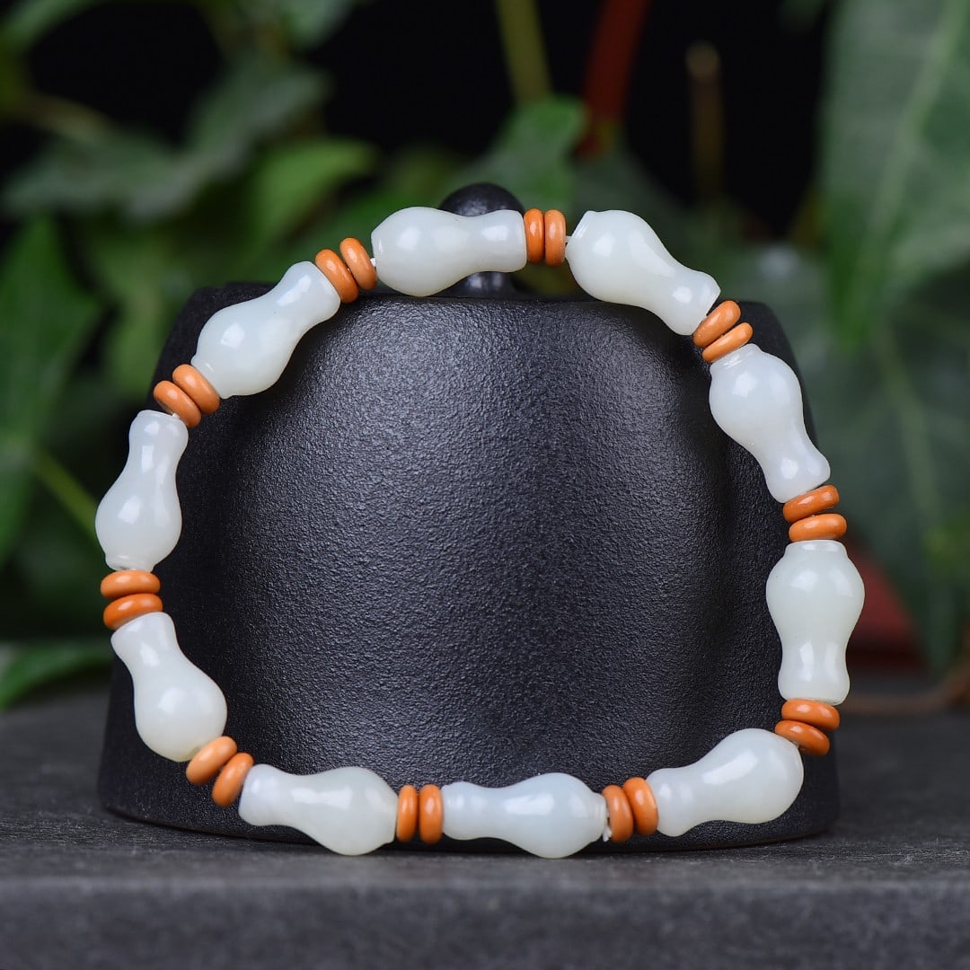An Exquisite White Jade Bracelets: An Exquisite White Jade Bracelets,Size:0.4inx0.6in 白玉手串