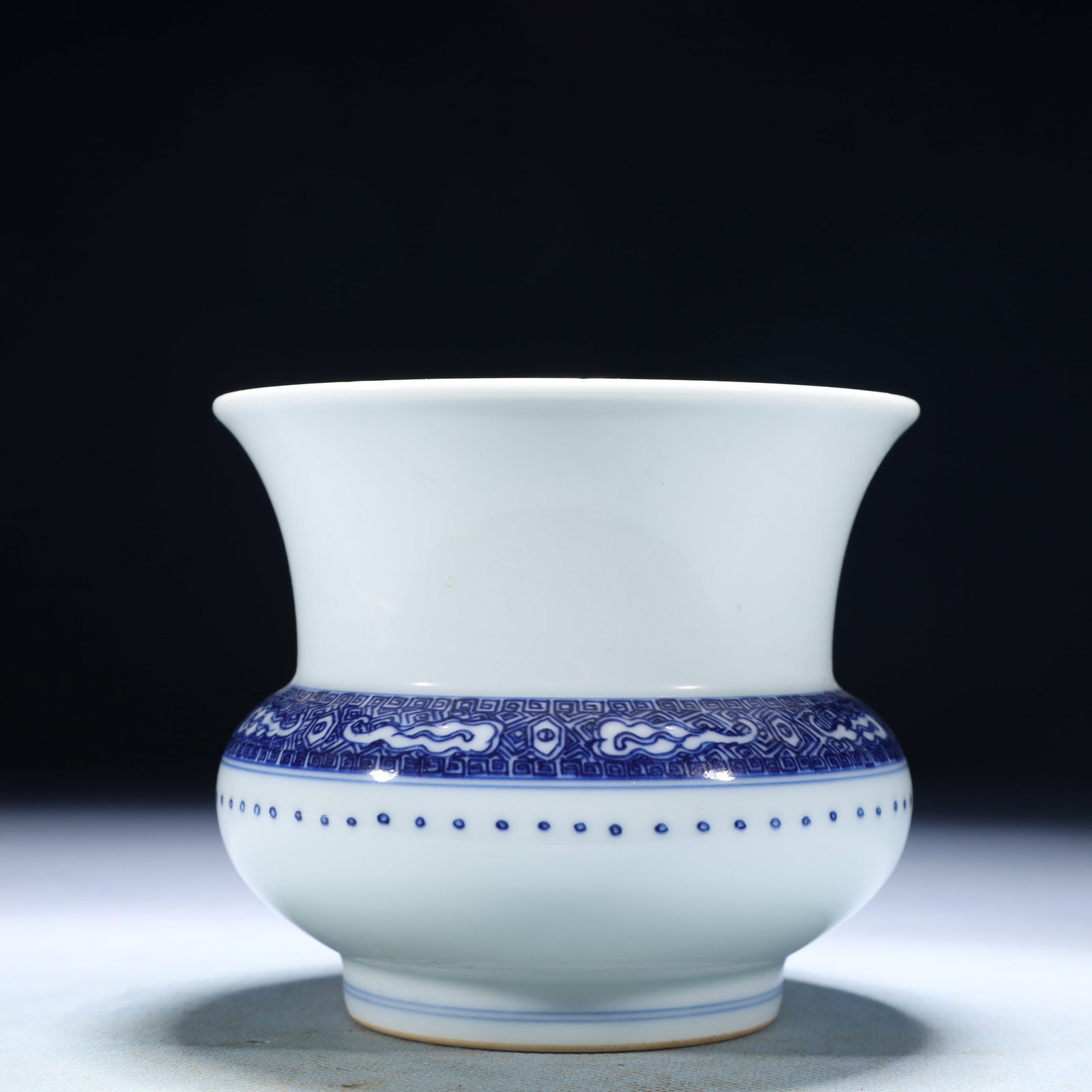 An Exquisite Blue and White Auspicious Cloud Pattern Jar - 2