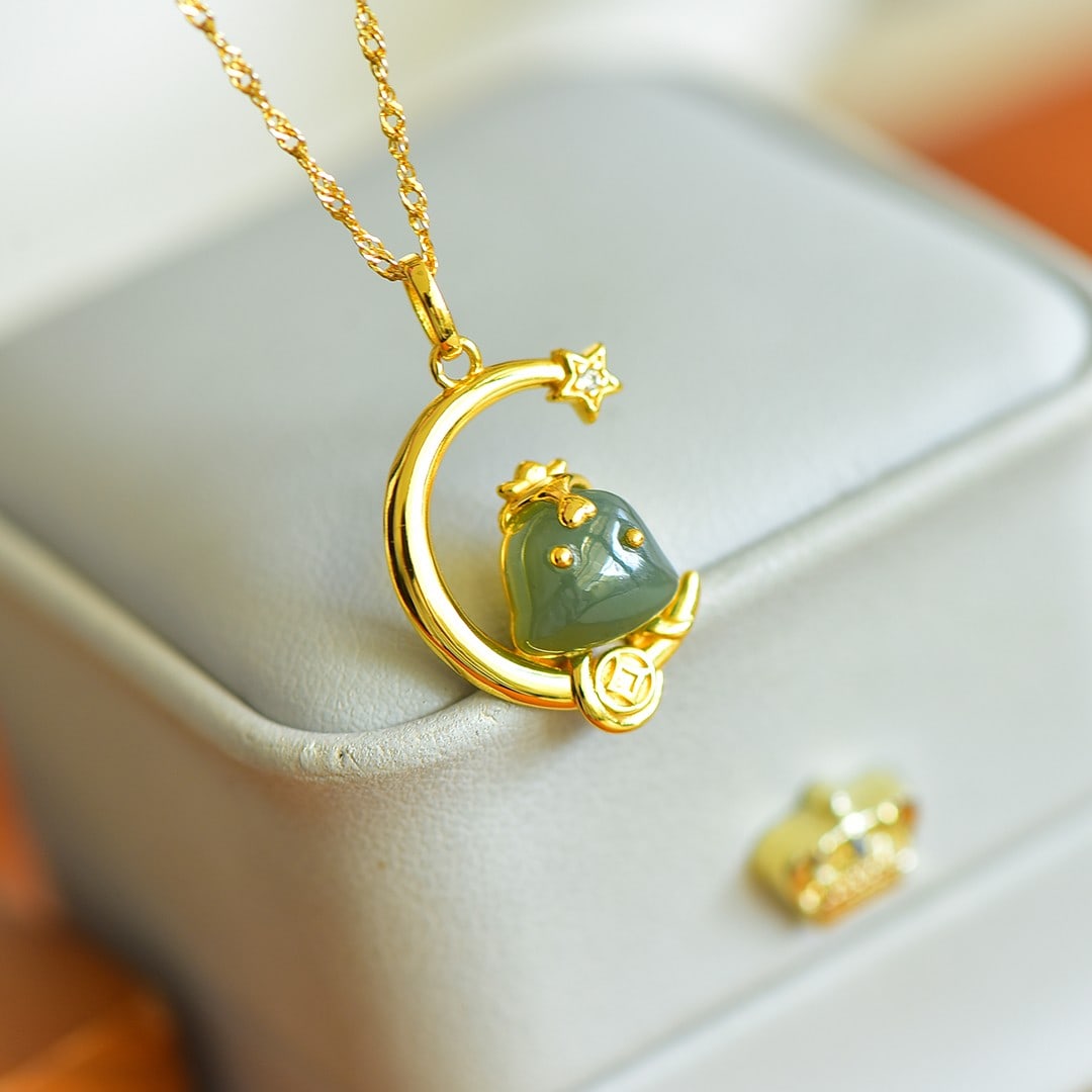 An Exquisite Sterling Silver-Gold Plated Inlaid Jasper Pendant: An Exquisite Sterling Silver-Gold Plated Inlaid Jasper Pendant,Size:0.3inx0.4in 纯银镀金镶碧玉吊坠