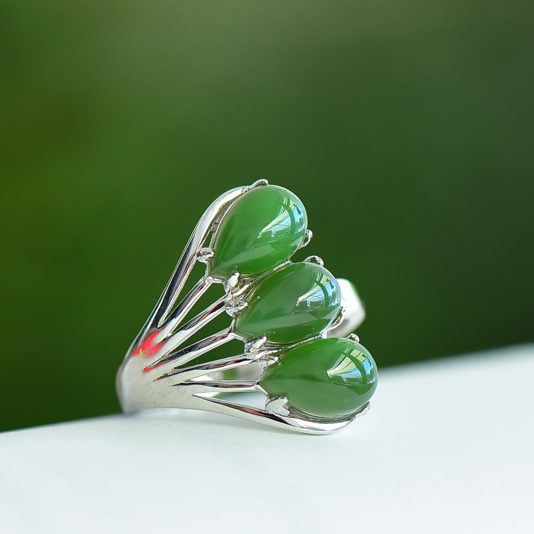 An Exquisite Sterling Silver Inlaid Jasper Ring: An Exquisite Sterling Silver Inlaid Jasper Ring,Size:0.2inx0.4in 纯银镶碧玉戒指