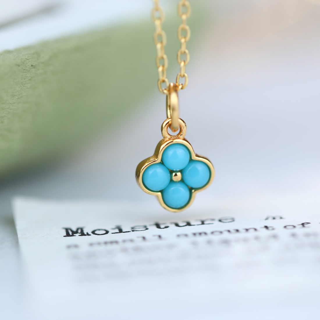 An Exquisite Sterling Silver-Gold Plated Inlaid Turquoise Pendant: An Exquisite Sterling Silver-Gold Plated Inlaid Turquoise Pendant,Size:0.6inx0.3inx0.1in,Weight:0.75g 纯银镀金镶绿松石吊坠