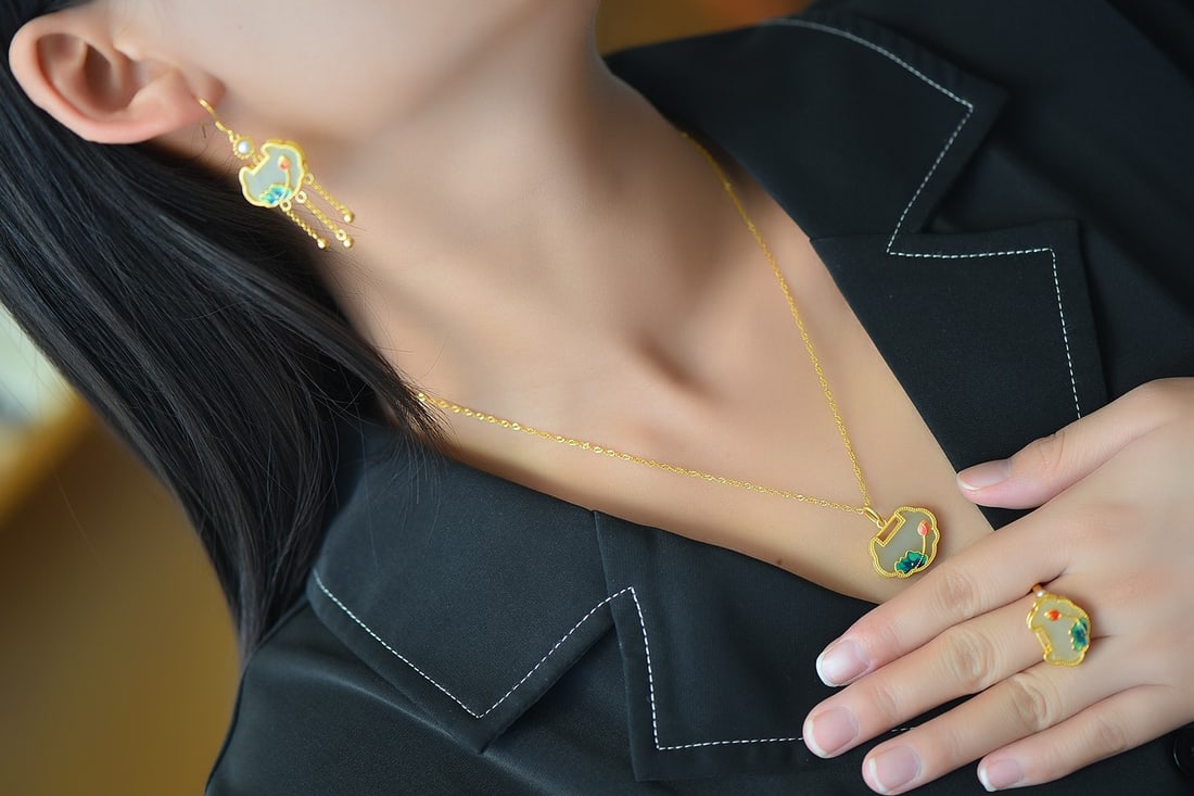 A Set of Fine Sterling Silver-Gold Plated Inlaid White Jade Jewelrys: A Set of Fine Sterling Silver-Gold Plated Inlaid White Jade Jewelrys 一套纯银镀金镶白玉首饰