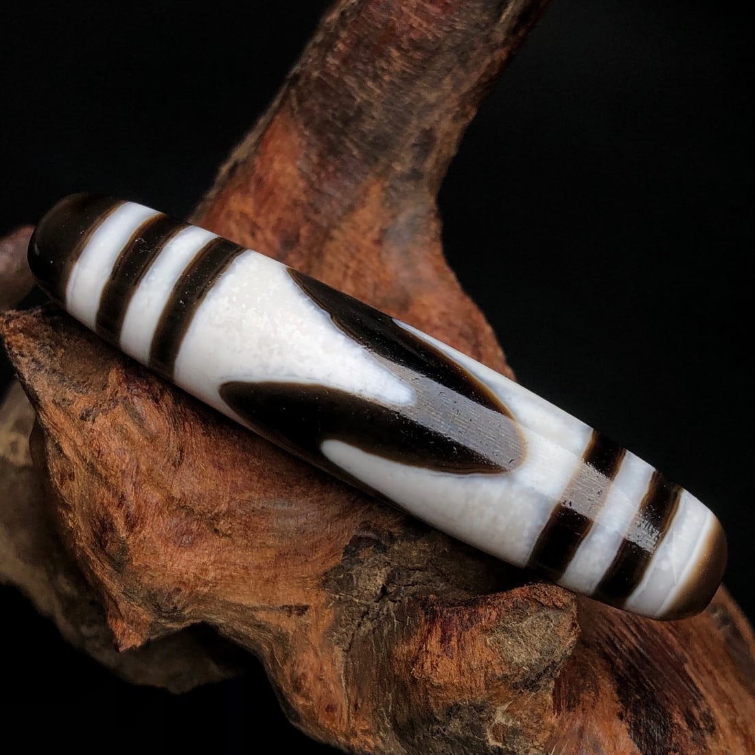 An Exquisite Dzi Bead Pendant: An Exquisite Dzi Bead Pendant,Size:2.2inx0.5in,Weight:13.8g 天珠挂件