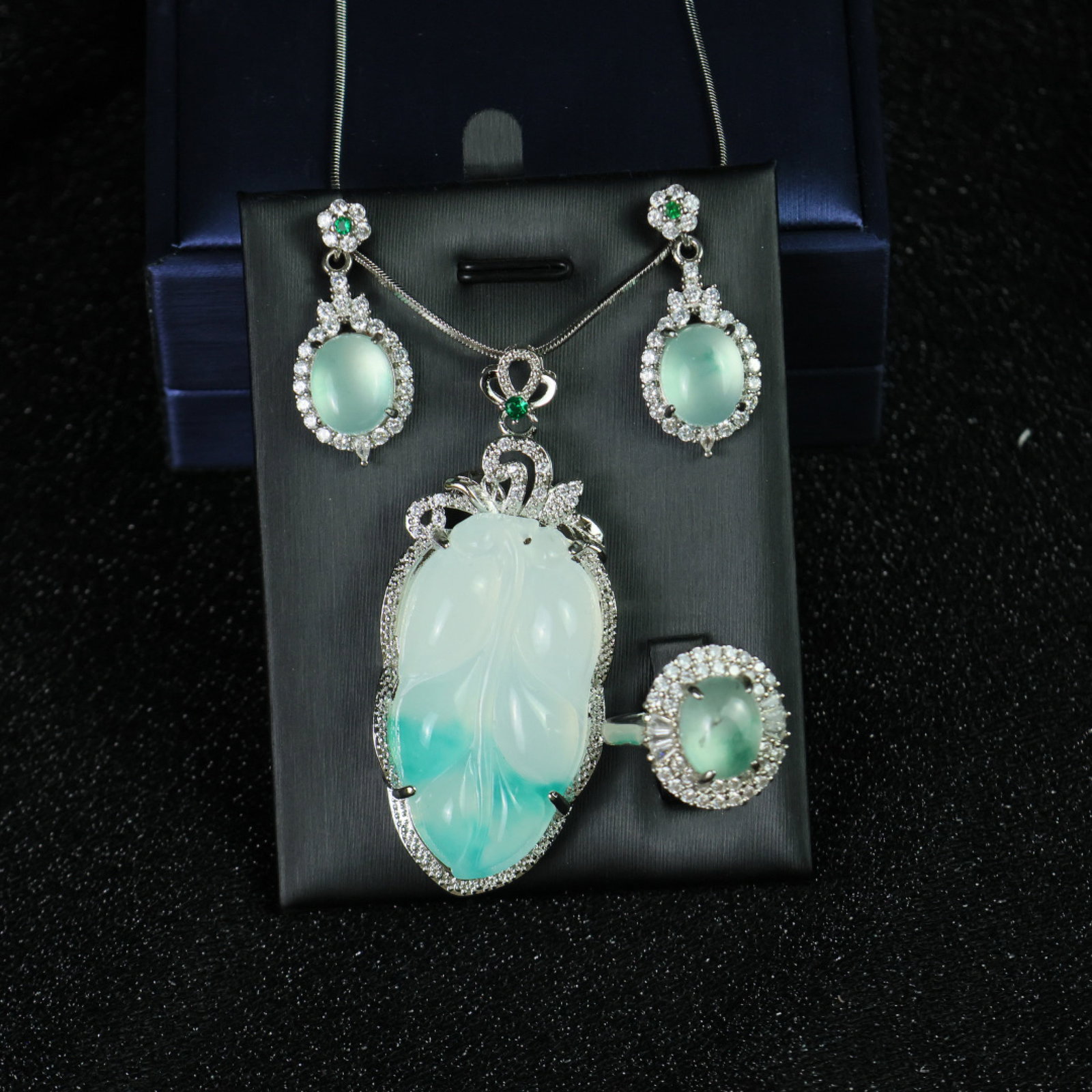 A Set of Fine Jewelry: A Set of Fine Jewelry 一套精美的首饰