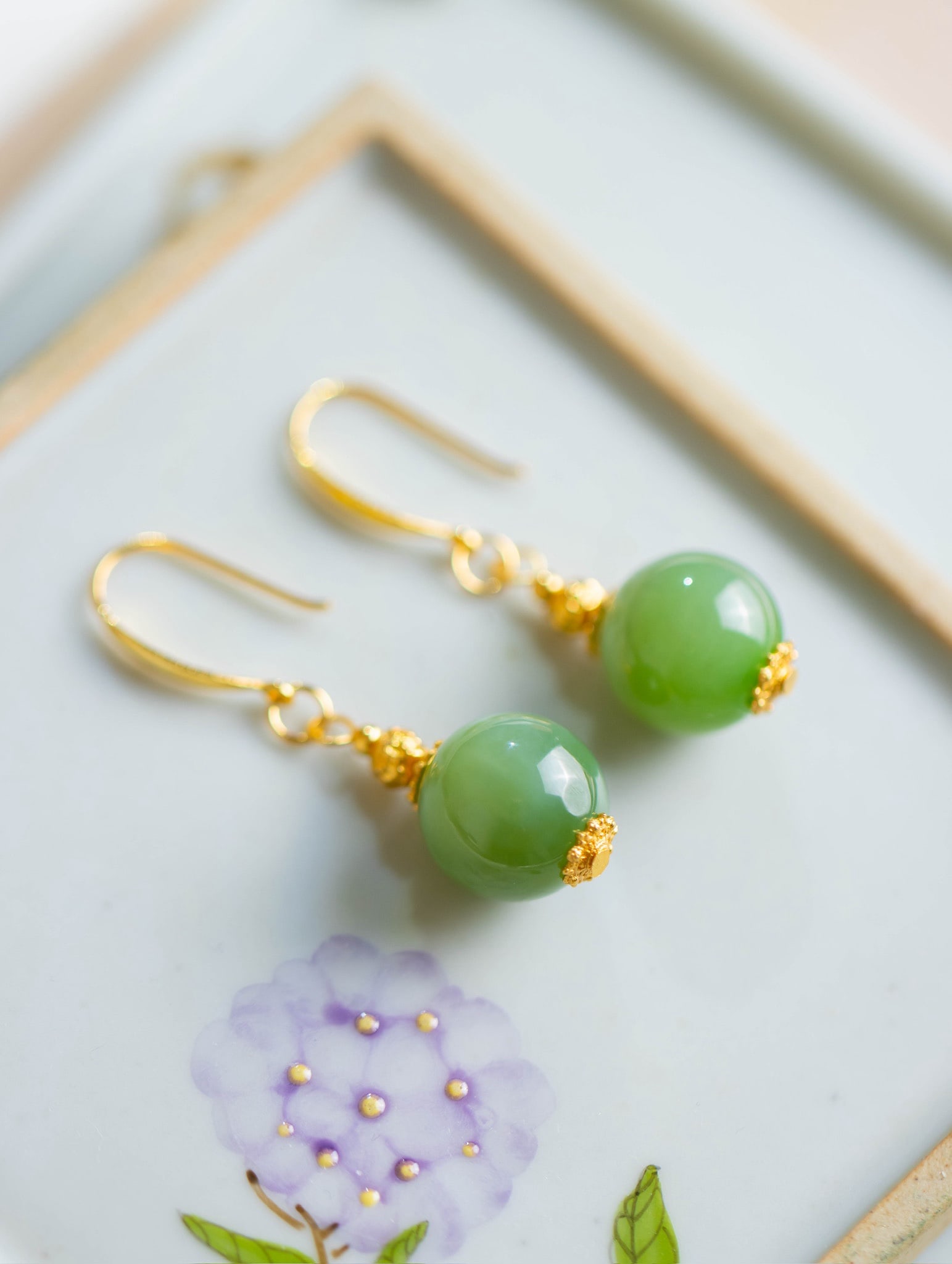 A Pair of Exquisite Sterling Silver-Gold Plated Inlaid Jasper Earrings: A Pair of Exquisite Sterling Silver-Gold Plated Inlaid Jasper Earrings 一对纯银镀金镶碧玉耳环
